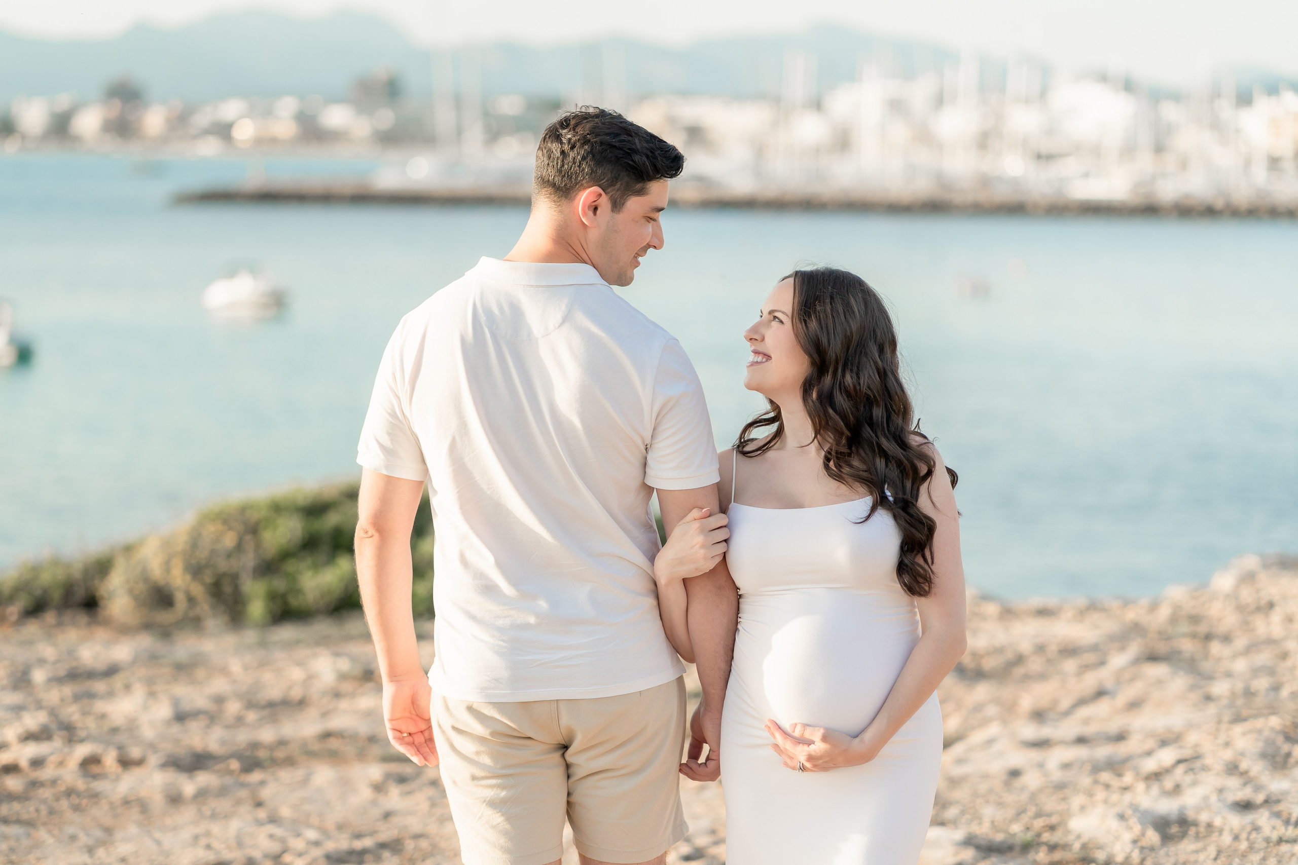 Maternity Photoshoot by the Sea in Mallorca – Natural & Timeless Moments. Deine Fotografin auf Mallorca für Familien und Business