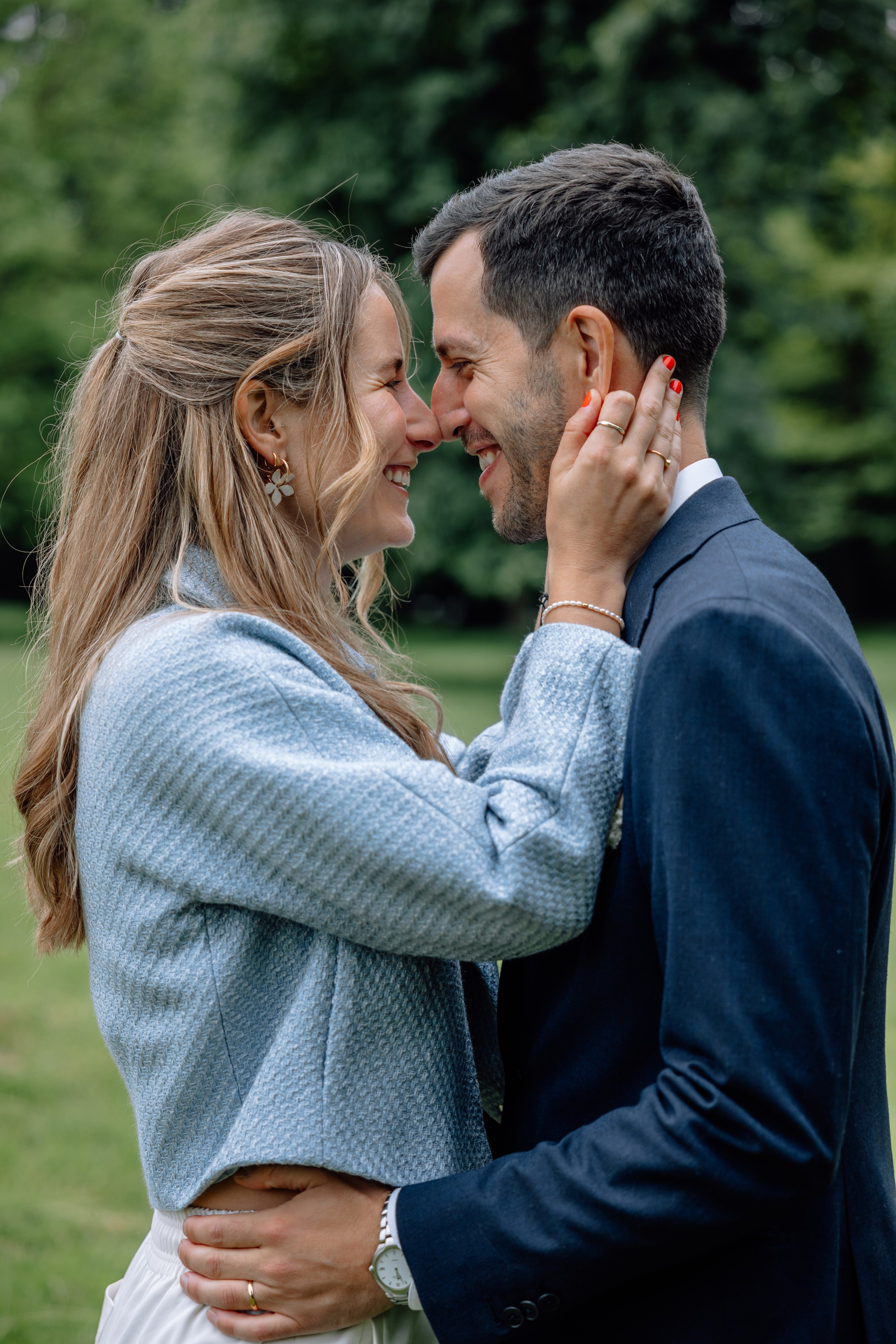 Braut und Bräutigam Nase an Nase – liebevoller Blick nach dem Standesamt Schwabing