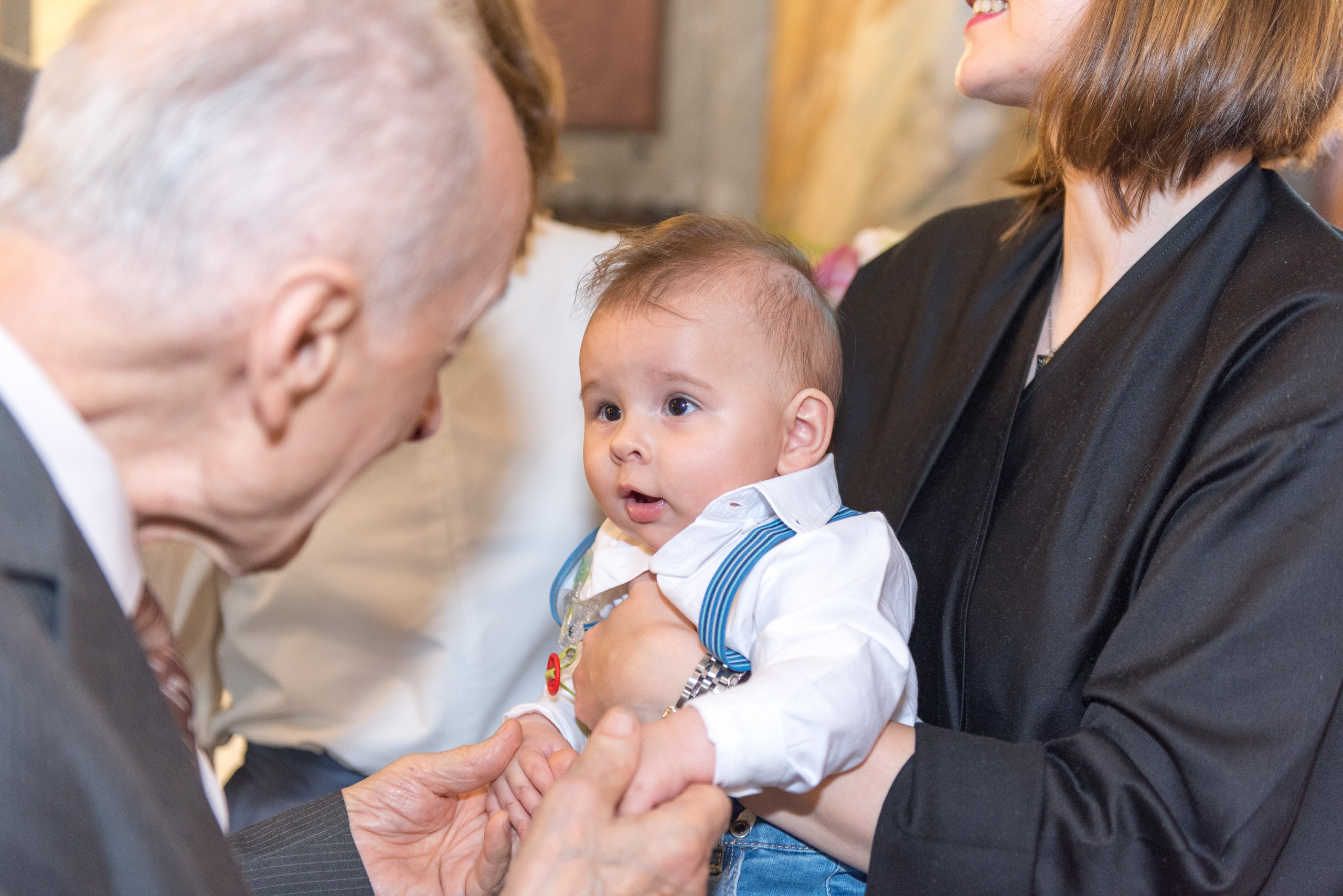 Fotograf botez, sedinta foto acasa, fotografii cu bebe, fotograf profesionist botez Bucuresti, sedinta foto de familie, sedinta foto cu bebe, fotografii la botez acasa, fotografii pregatiri bebe, botezul bebelusului, obiceiuri la botez, fotograf pentru botez, oferta foto botez, fotograf profesionist Bucuresti