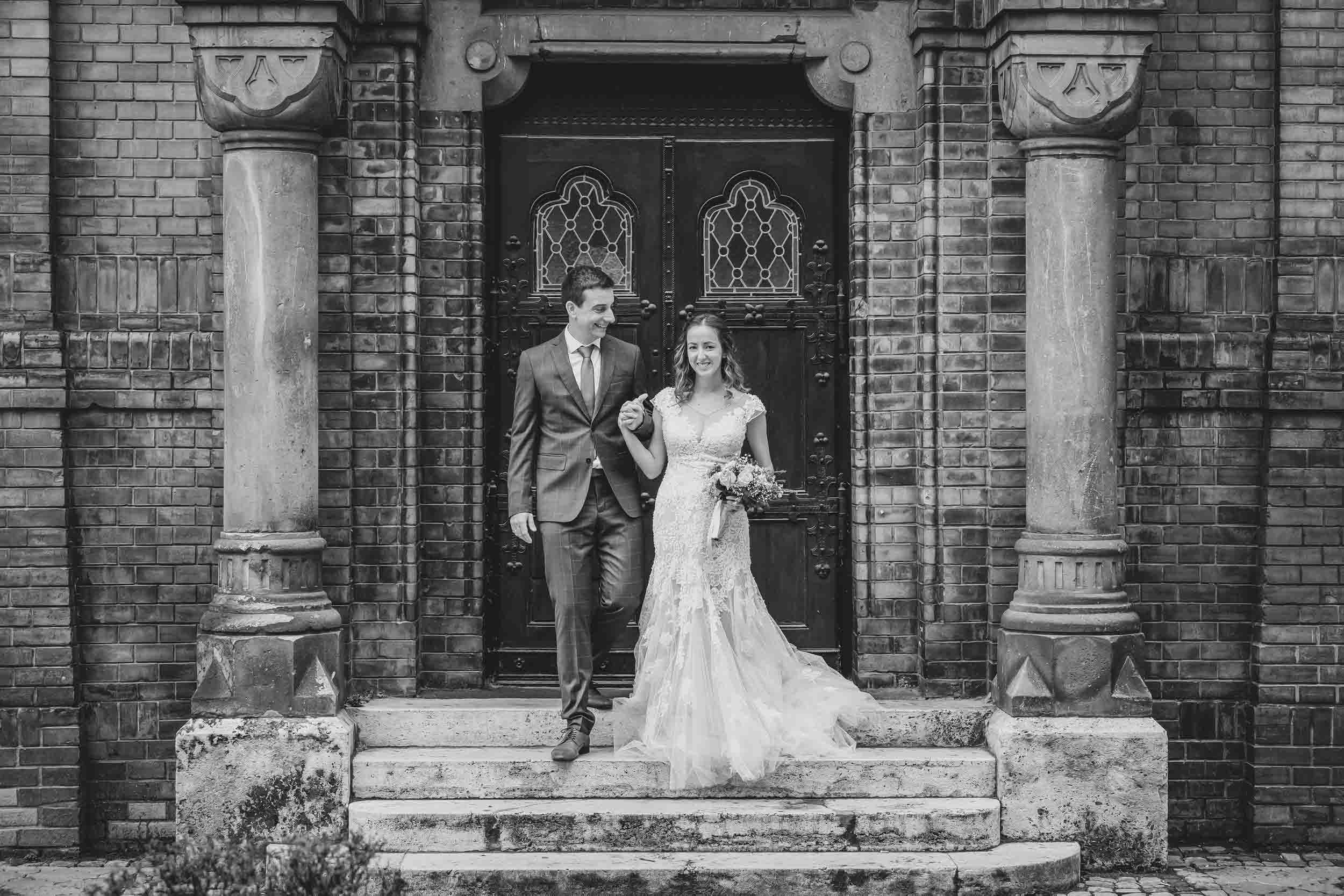 Romantičan trenutak mladenaca na stepenicama novosadske Sinagoge - elegantna crno bela fotografija