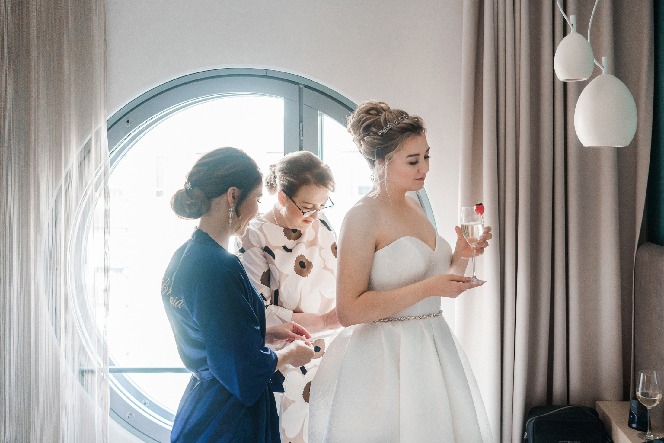 O&A, hääkuvaaja Helsinki, Johanneksen kirkko ja Radisson Blu Royal