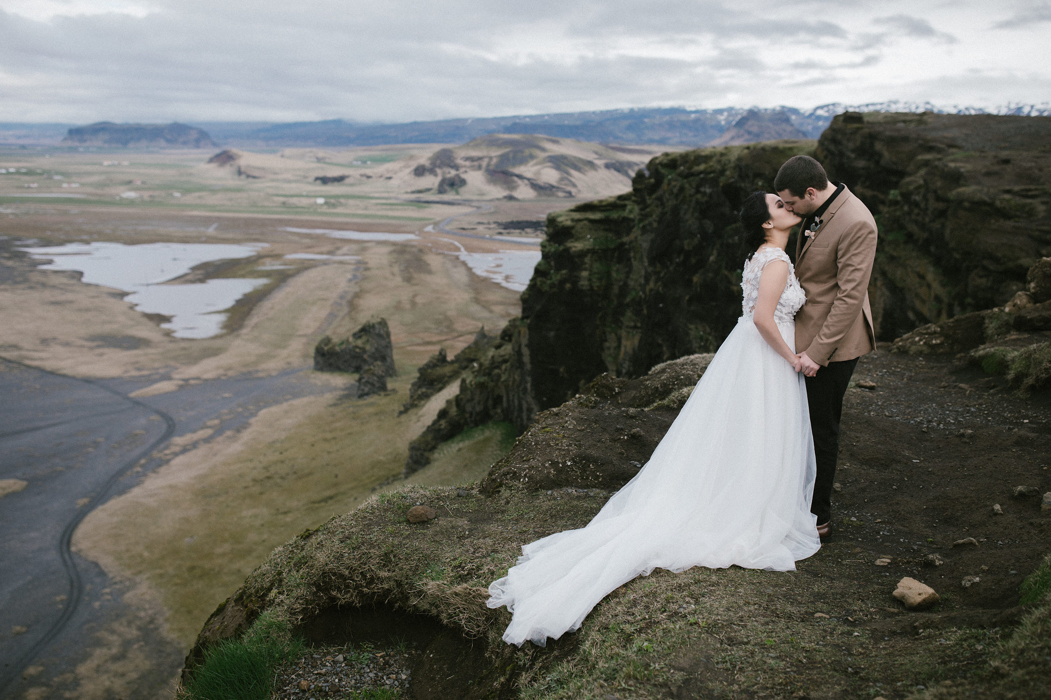 After Wedding Island | Vik, Schwarzer Strand & Skógafoss. Hochzeitsfotograf Bodensee & Allgäu | Liliana Berkut