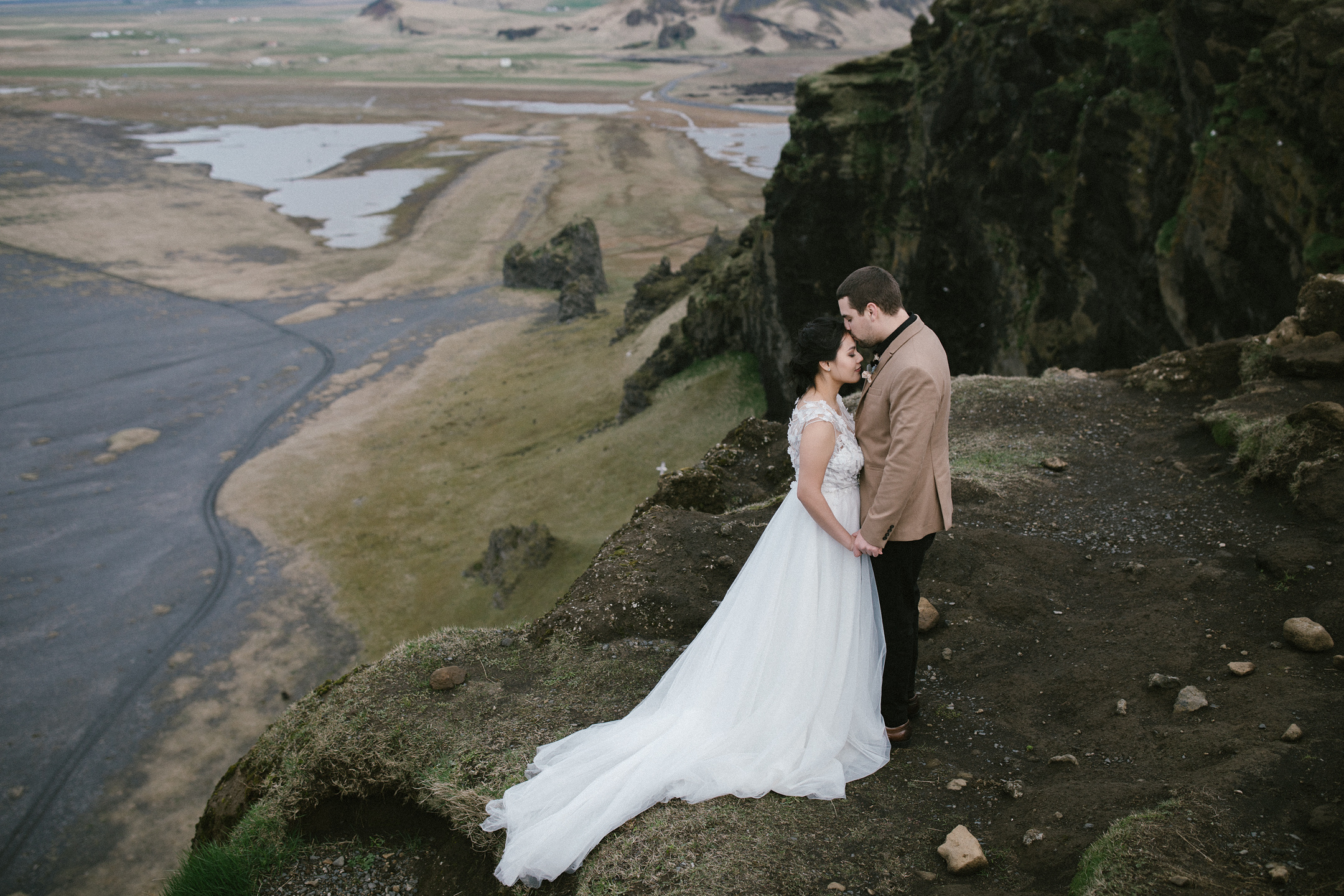 After Wedding Island | Vik, Schwarzer Strand & Skógafoss. Hochzeitsfotograf Bodensee & Allgäu | Liliana Berkut