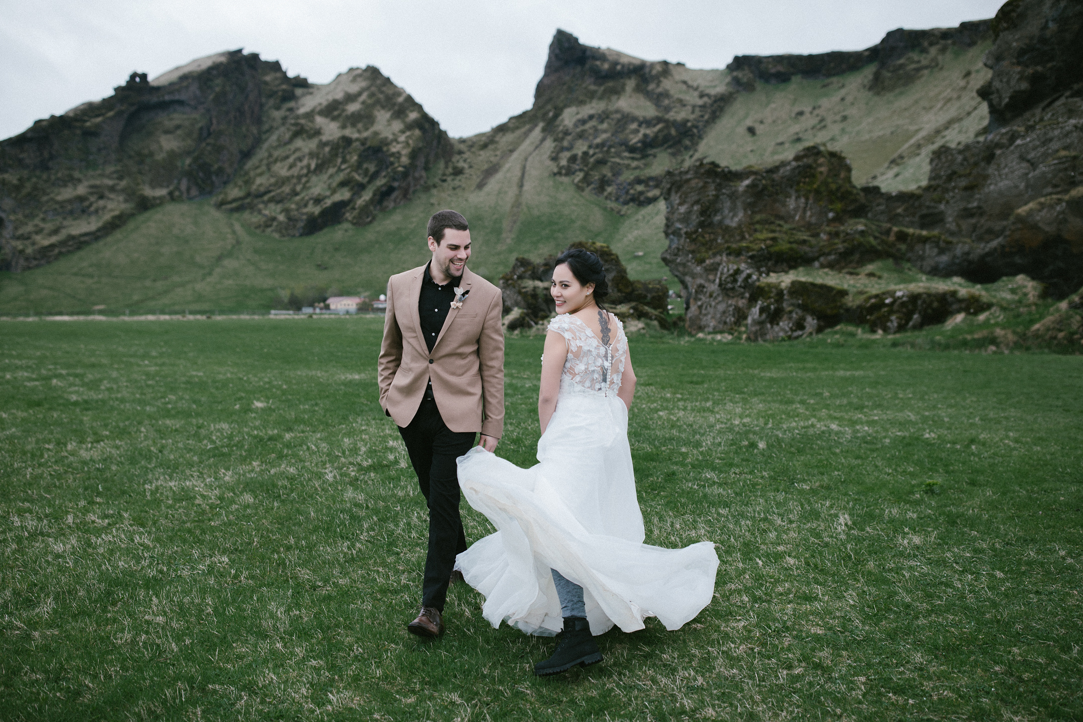 After Wedding Island | Vik, Schwarzer Strand & Skógafoss. Hochzeitsfotograf Bodensee & Allgäu | Liliana Berkut