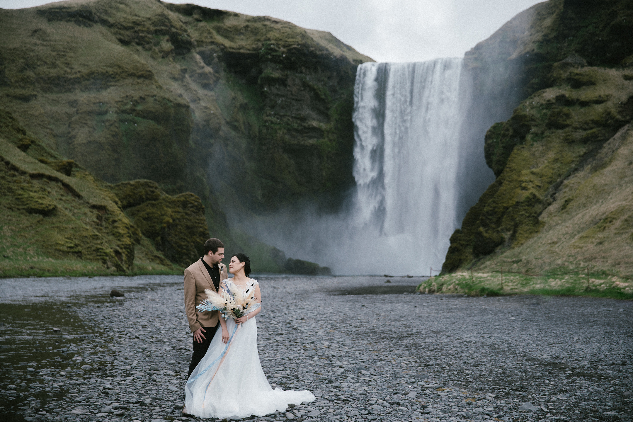 Romantischer Moment am Skógafoss Wasserfall, Island