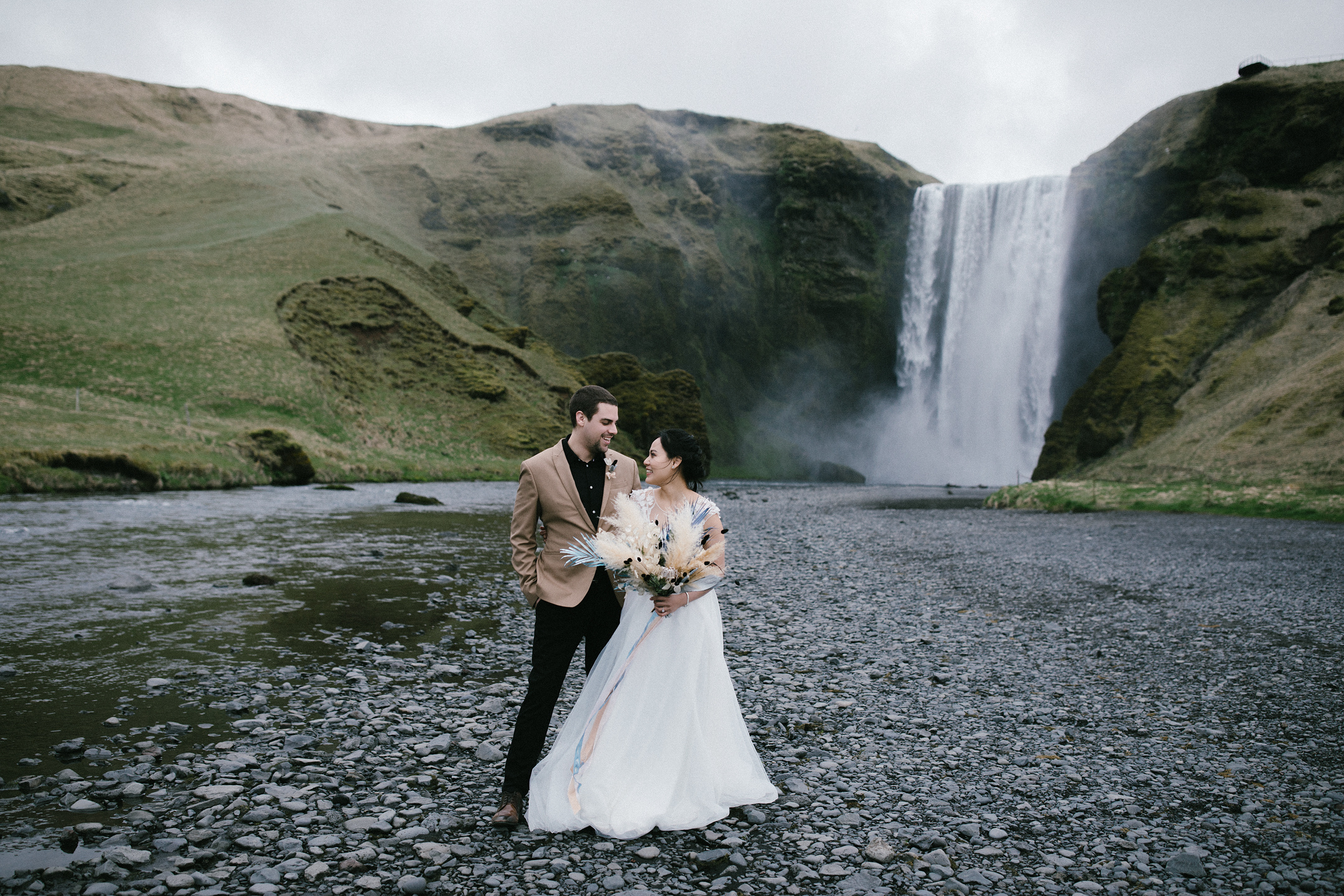 After Wedding Island | Vik, Schwarzer Strand & Skógafoss. Hochzeitsfotograf Bodensee & Allgäu | Liliana Berkut