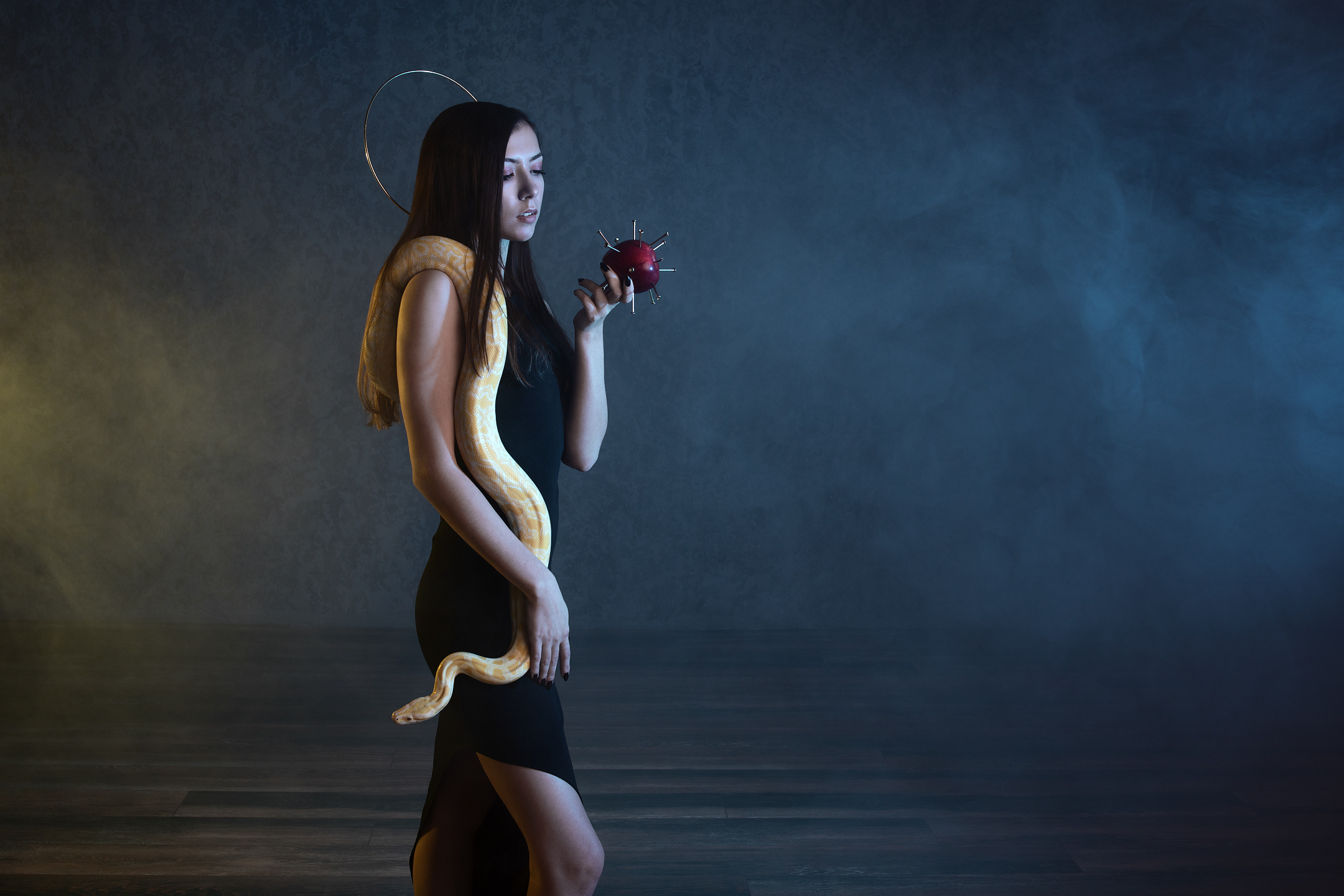 Modern Eve | Fine Art Portrait Series with Snake & Apple. Lake Constance & Allgäu Wedding Photographer | Liliana Berkut