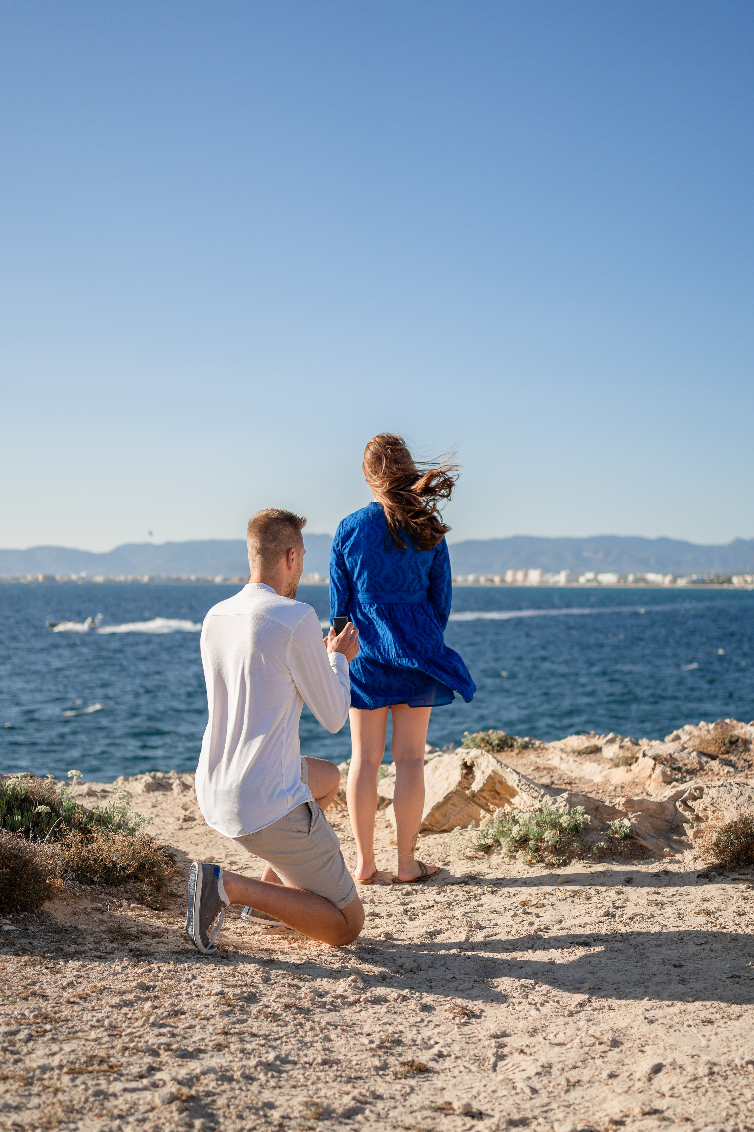 Romantischer Heiratsantrag auf Mallorca – Überraschung am Meer. Deine Fotografin auf Mallorca für Familien und Business