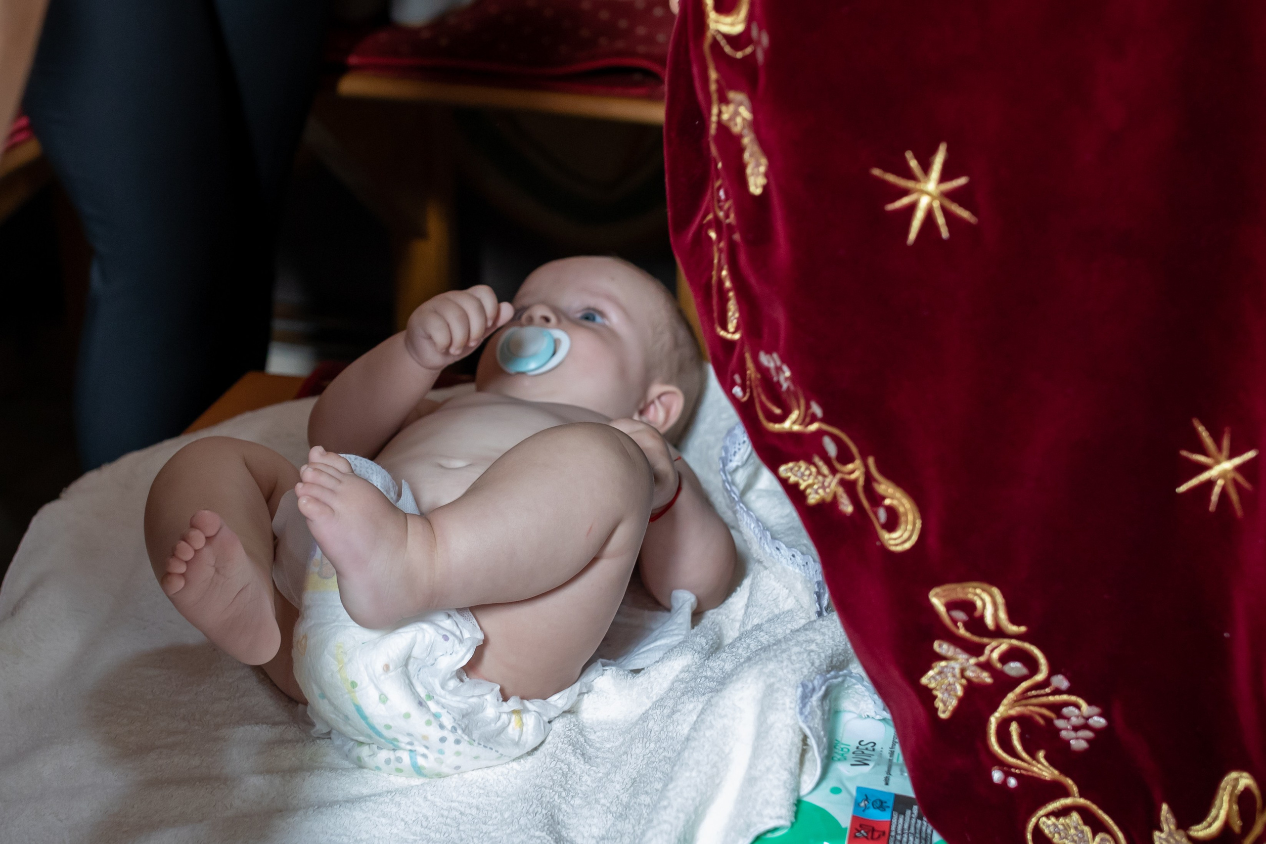 “Bebeluș botezat în biserică, ținut în brațe de nași”	•	“Detaliu cu lumânarea de botez decorată cu flori albe”	•	“Părinți emoționați alături de copilul lor la ceremonia de botez”	•	“Masa festivă de botez cu decor tematic și tort personalizat”	•	“Momentul în care preotul toarnă apă sfințită pe fruntea bebelușului”	“Bebeluș în rochie albă de botez, zâmbind în brațele mamei”	•	“Detaliu cu cruciulița de botez așezată pe o pernă de satin”	•	“Părinți și nași aprinzând lumânările în timpul ceremoniei de botez”	•	“Tort de botez decorat cu figurine tematice și numele copilului”	•	“Copil botezat dormind liniștit în pătuțul decorat festiv”	•	“Momentul în care preotul binecuvântează copilul în fața altarului”	•	“Invitați adunându-se în jurul mesei festive la petrecerea de botez”	•	“Bebeluș ținând în mână o jucărie personalizată primită la botez”	•	“Familie fericită pozând împreună după ceremonia de botez”	•	“Decor tematic cu baloane și flori la locația petrecerii de botez” fotograf Botoșani fotograf evenimente fotograf botez Alin Chirila fotograf alinofotostudio,- Preotul ținându-l pe micuțul Mathias Gabriel la botez, în biserica Înălțarea Domnului, Copălău  - Detalii de la botezul lui Mathias – lumânare, trusou și icoană  - Familia lui Mathias Gabriel alături de micuț, în ziua botezului  - Portret emoționant cu mama și bebelușul în brațe, în biserică,fotograf profesionist evenimente Botoșani, Iași, Suceava, Fălticeni, Bacău, Pașcani, Roman - AlinoFotoStudio by Alin Chirilă - servicii foto nuntă, botez, cununie, ședințe foto creative, albume personalizate, fotografii emoționante și calitative pentru cele mai importante momente din viață,fotograf nuntă Botoșani Alin Chirilă,  ședință foto botez Iași - AlinoFotoStudio,  servicii fotograf profesionist evenimente Suceava,  fotograf cununie civilă Fălticeni - Alin Chirilă,  album foto nuntă personalizat Bacău.“Bebeluș botezat în biserică, ținut în brațe de nași”	•	“Detaliu cu lumânarea de botez decorată cu flori albe”	•	“Părinți emoționați alături de copilul lor la ceremonia de botez”	•	“Masa festivă de botez cu decor tematic și tort personalizat”	•	“Momentul în care preotul toarnă apă sfințită pe fruntea bebelușului”	“Bebeluș în rochie albă de botez, zâmbind în brațele mamei”	•	“Detaliu cu cruciulița de botez așezată pe o pernă de satin”	•	“Părinți și nași aprinzând lumânările în timpul ceremoniei de botez”	•	“Tort de botez decorat cu figurine tematice și numele copilului”	•	“Copil botezat dormind liniștit în pătuțul decorat festiv”	•	“Momentul în care preotul binecuvântează copilul în fața altarului”	•	“Invitați adunându-se în jurul mesei festive la petrecerea de botez”	•	“Bebeluș ținând în mână o jucărie personalizată primită la botez”	•	“Familie fericită pozând împreună după ceremonia de botez”	•	“Decor tematic cu baloane și flori la locația petrecerii de botez” fotograf Botoșani fotograf evenimente fotograf botez Alin Chirila fotograf alinofotostudio.fotograf botez Amelis Maria, fotografie botez Botoșani, fotograf Alin Chirilă, amintiri botez, fotografii botez, botez Amelis Maria, fotograf copii, fotografie botez în Botoșani,