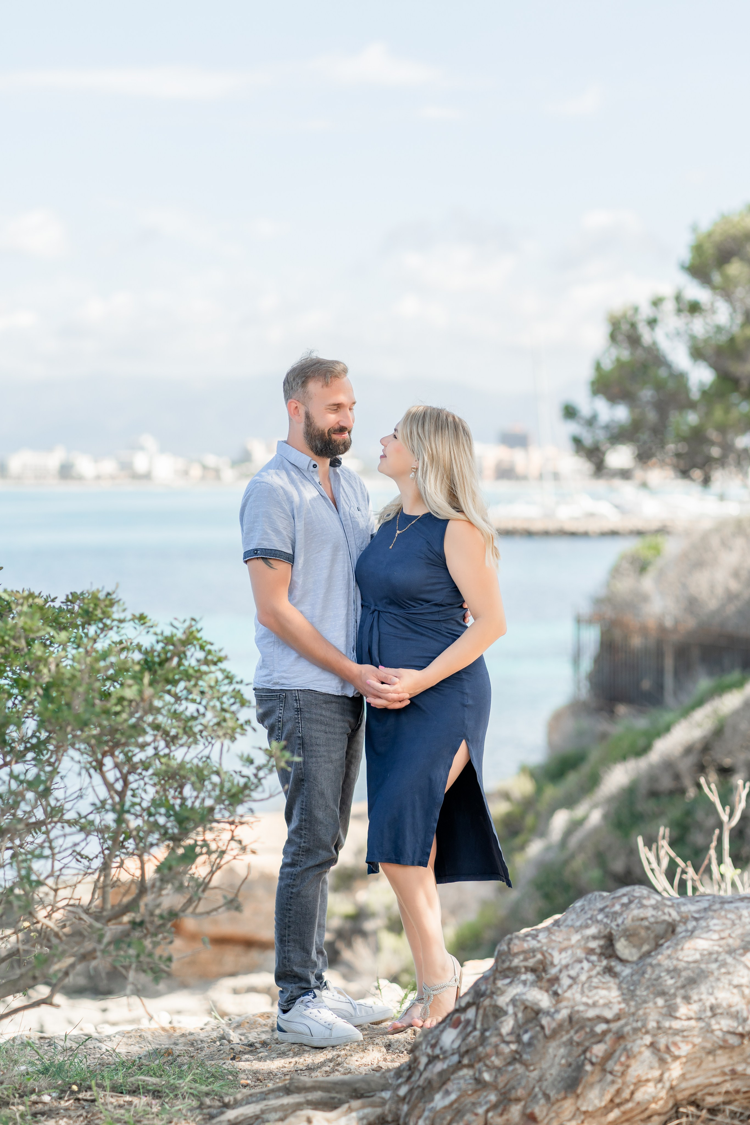 Babybauch-Shooting am Meer auf Mallorca mit Familie. Deine Fotografin auf Mallorca für Familien und Business
