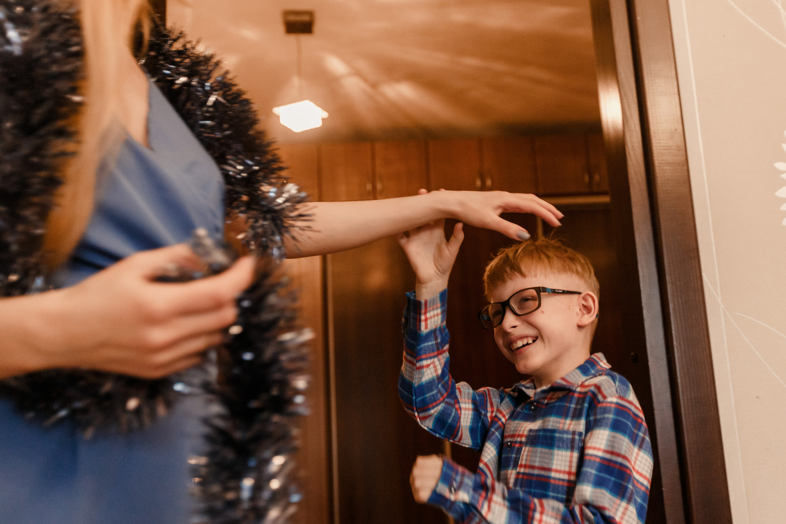 Preparándose para la Navidad. Fotógrafo de retrato, familia y reportajes en Valencia | España | Europa Vitalii Lumier