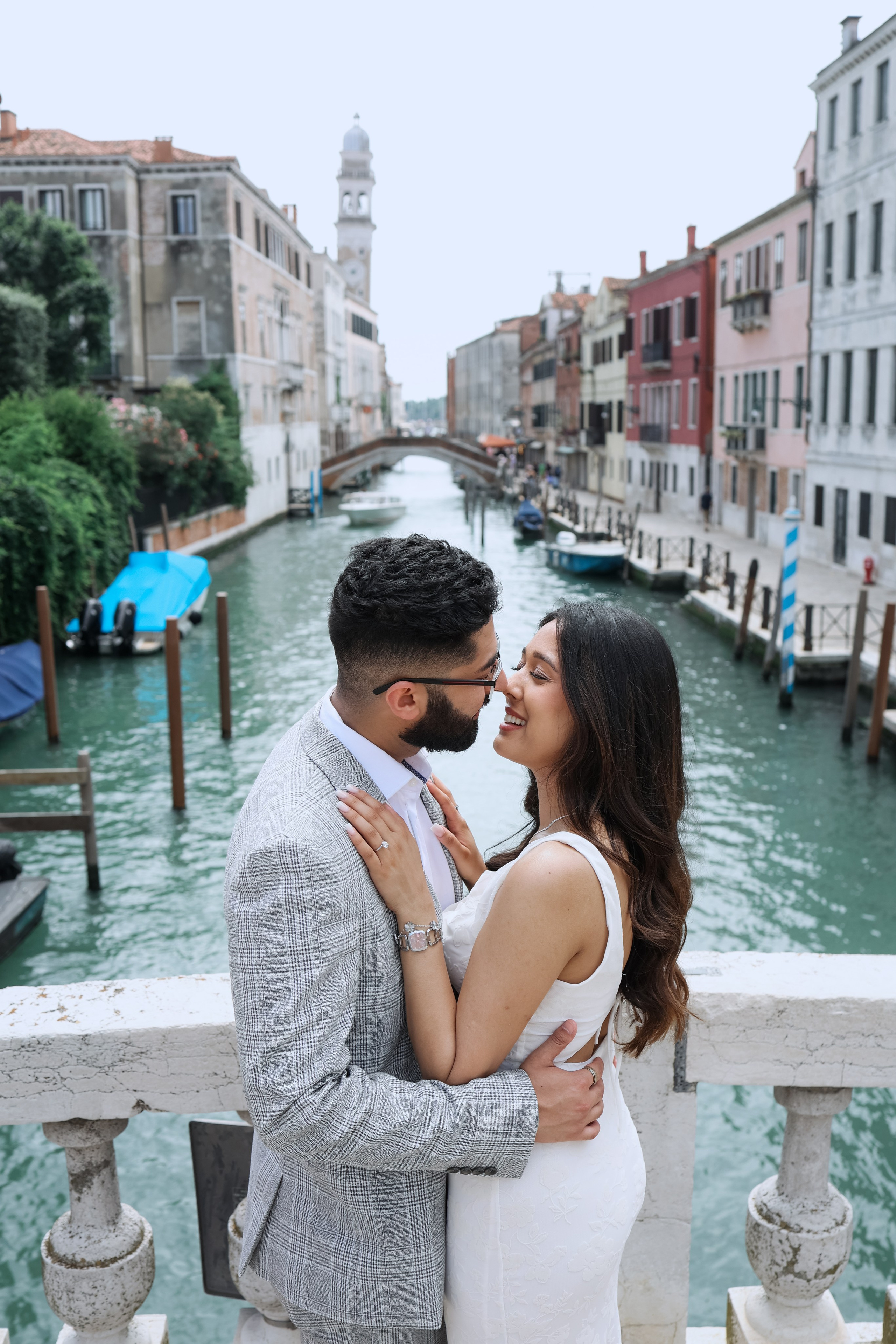 Romantic photo for couple in Venice 