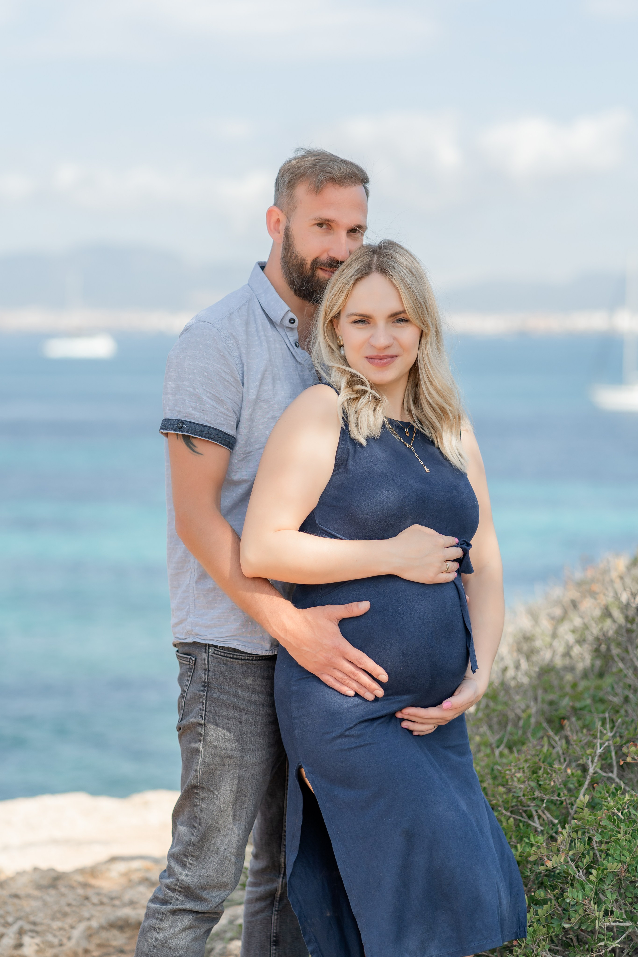 Babybauch-Shooting am Meer auf Mallorca mit Familie. Deine Fotografin auf Mallorca für Familien und Business