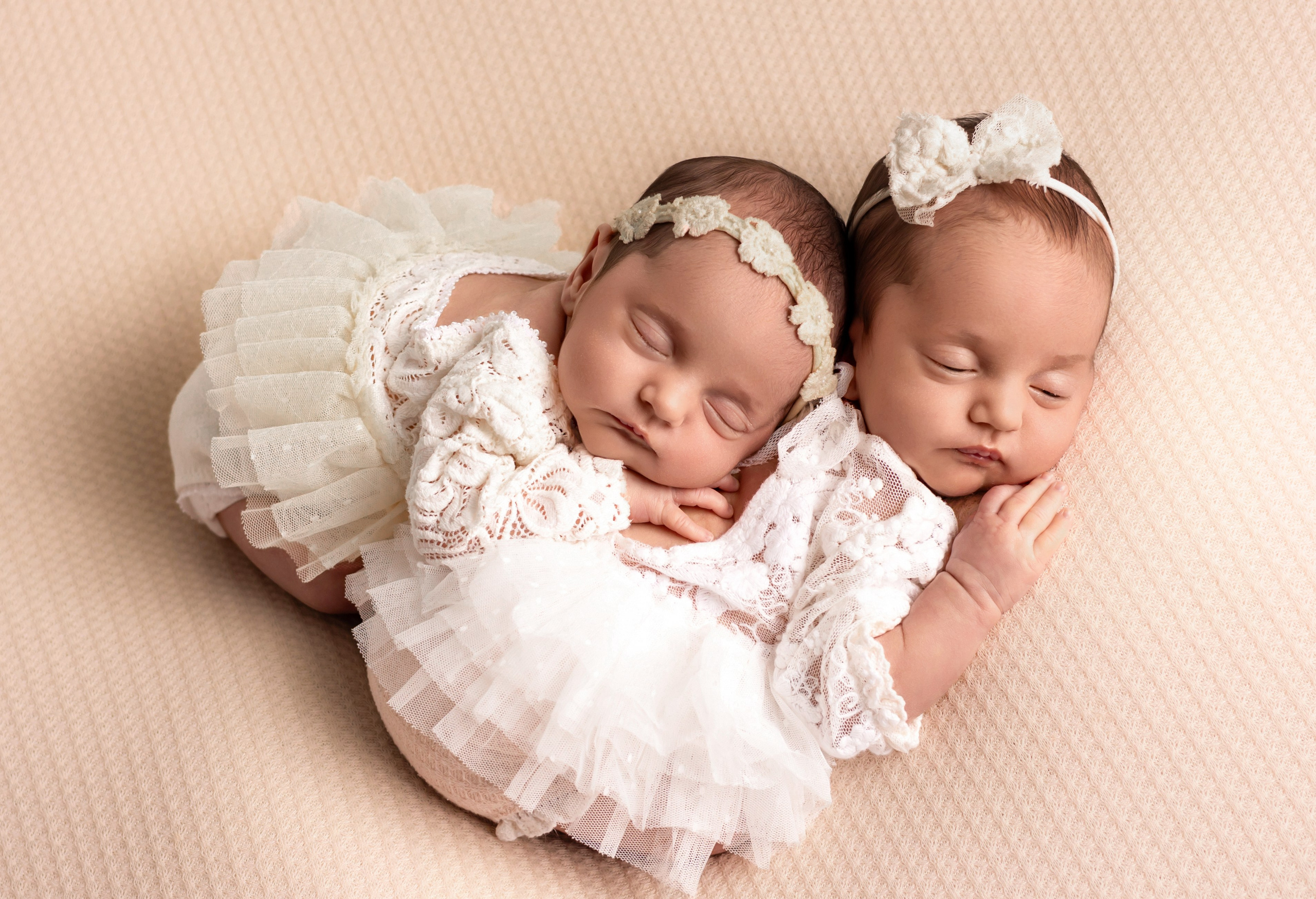 Zwillingsshooting Hagen – zwei Neugeborene kuscheln im Studio-Set mit Naturtönen, liebevoll inszeniert