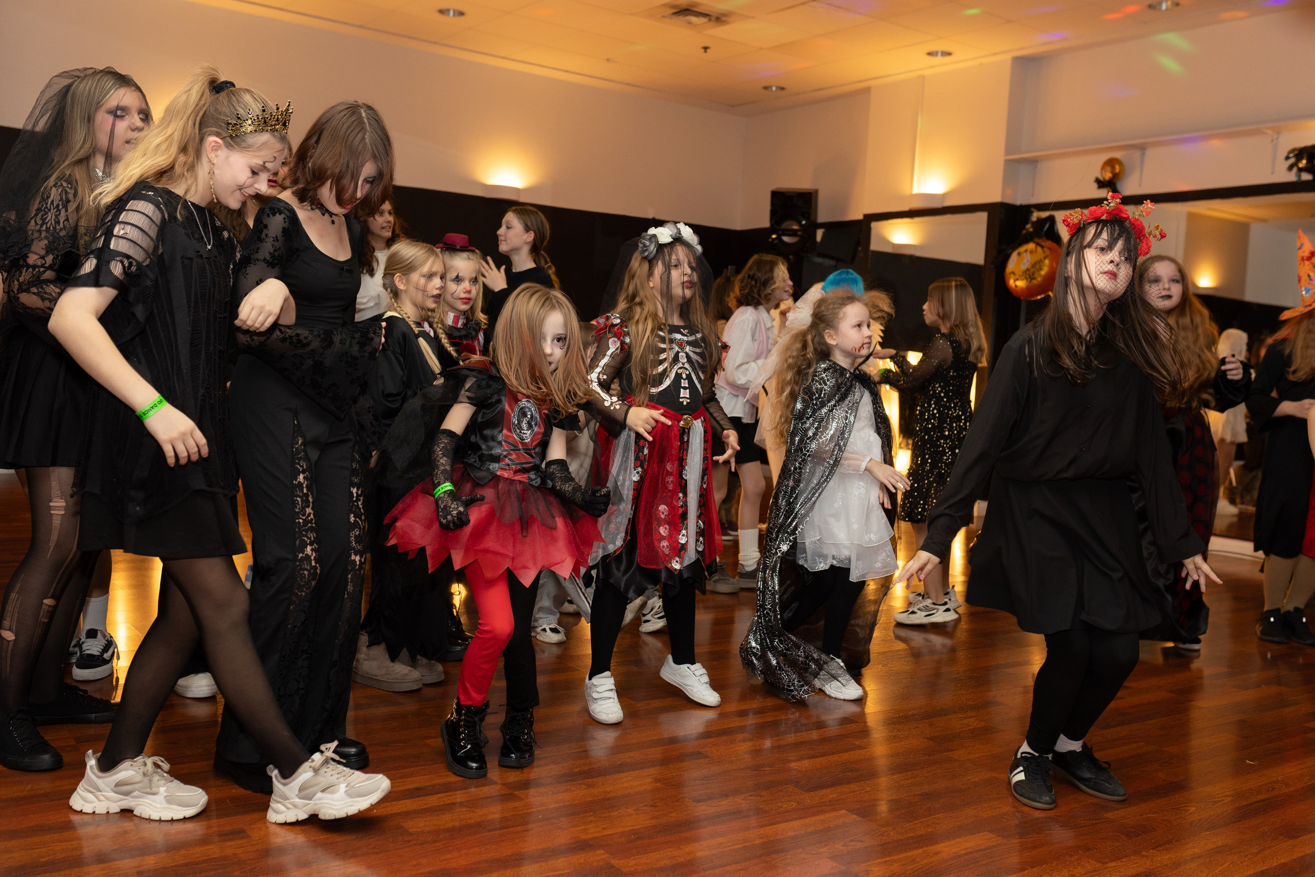 Leo dance studio Helloween 2025. Семейный и детский фотограф в Варшаве Мила Бобровская