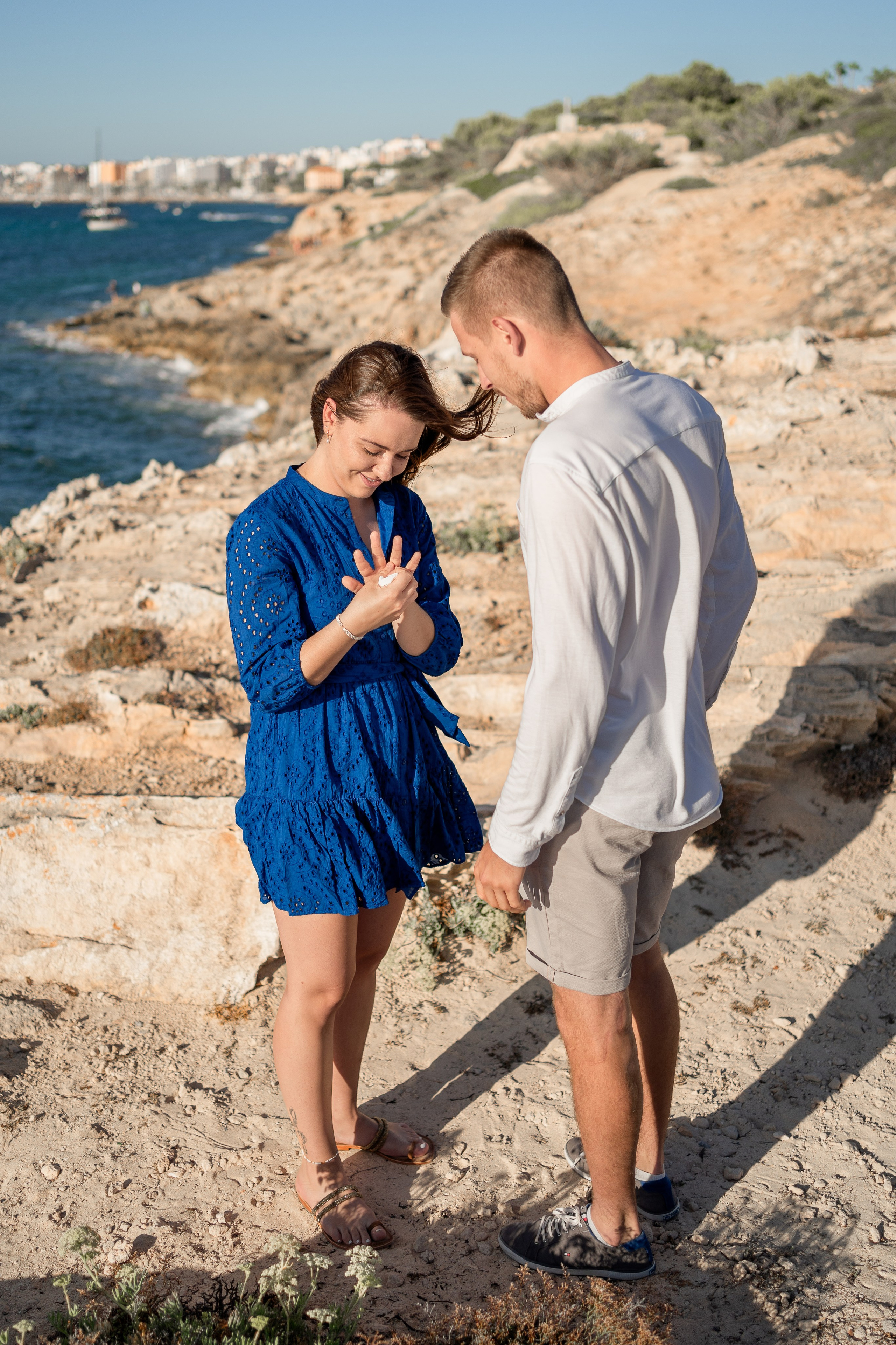 Romantischer Heiratsantrag auf Mallorca – Überraschung am Meer. Deine Fotografin auf Mallorca für Familien und Business