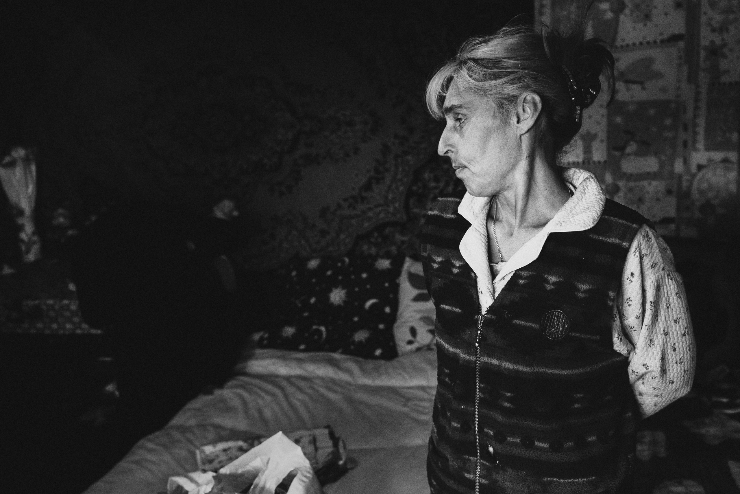 чёрно-белая социальная документальная фотография портрет бедность женщина смотрит в бок Фотограф в Ирландии