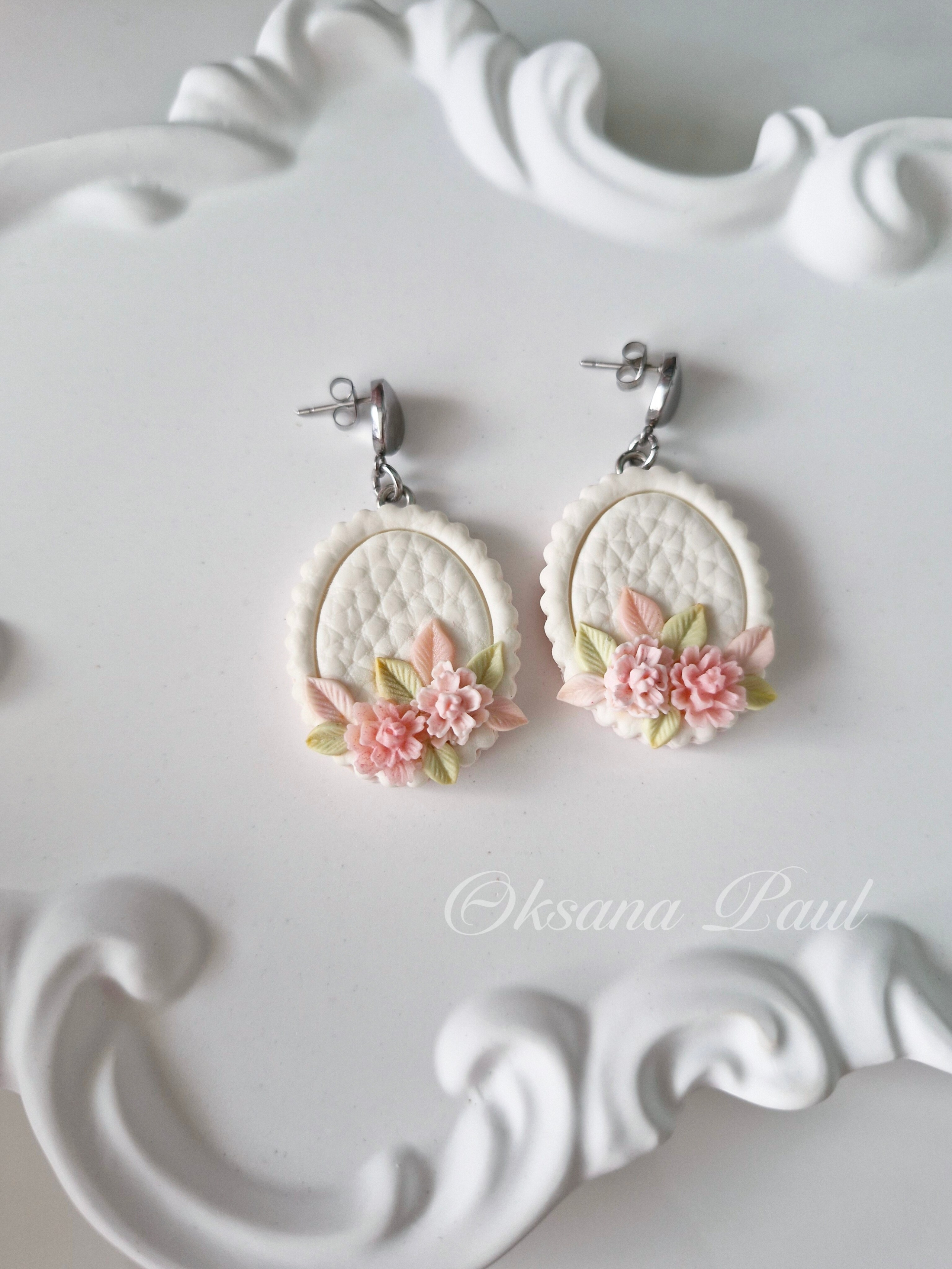 Украшения ручной лепки из полимерной глины с покрытием смолой: серьги, миниатюрные броши и арт-объекты с глянцевым блеском. Уникальные украшения Oksana Paul создаются вручную, с эффектом стеклянной поверхности, объёмными деталями и художественной подачей. Полимерная глина, смола, 3D-лепка, украшения из полимерной глины, серьги ручной работы, аксессуары ручной работы. Handgemachter Schmuck aus Polymer Clay mit Harzüberzug: Ohrringe, Miniaturbroschen und glänzende Kunstobjekte mit 3D-Effekt. Einzigartiger Schmuck von Oksana Paul – handgefertigt, mit gläserner Oberfläche, feinen Details und künstlerischem Ausdruck. Polymer Clay Schmuck, Harz Finish, handgemachte Ohrringe, Schmuckdesign, Kunstschmuck.