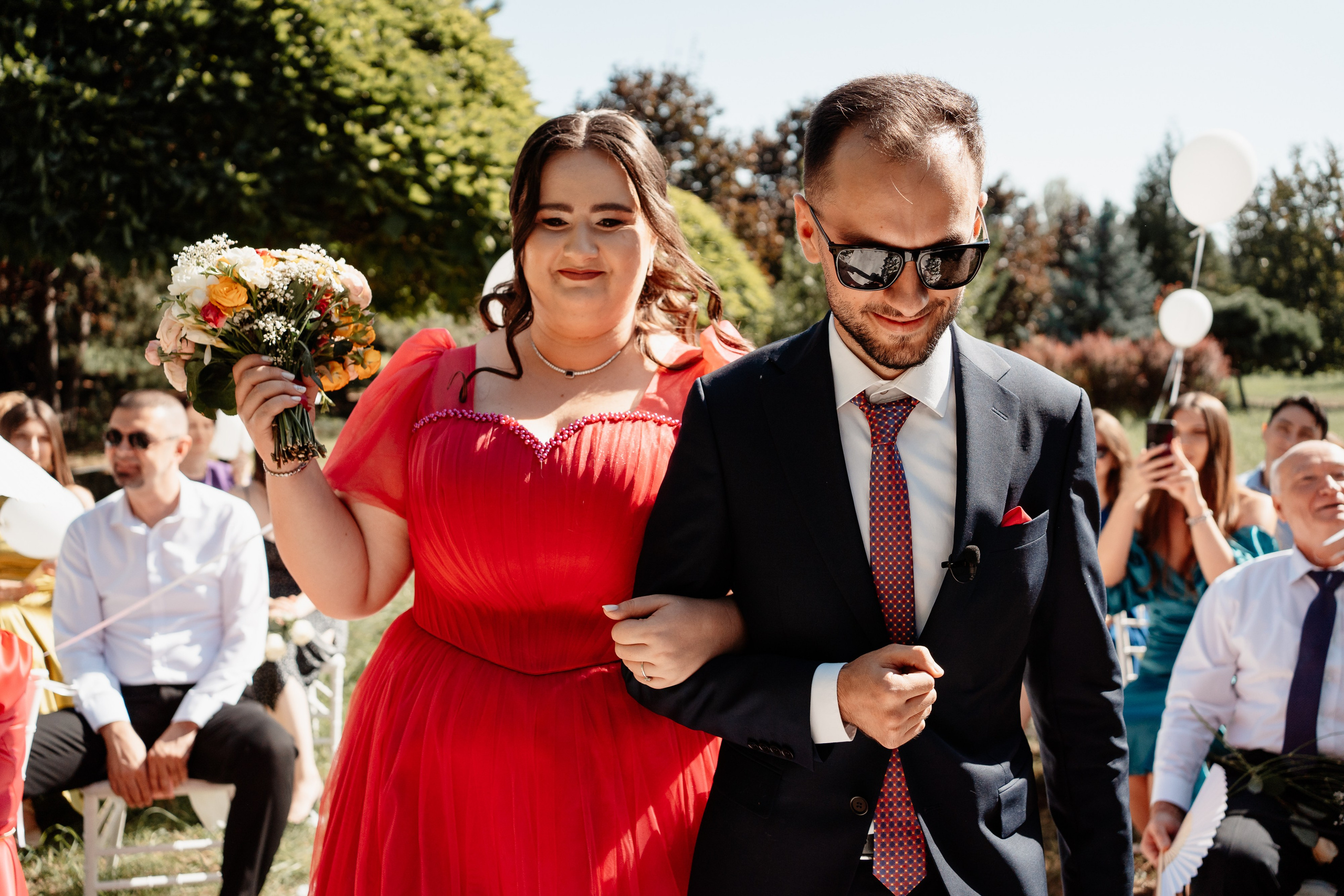 Miri fericiți în fața oficiului stării civile din Ploiesti, celebrând începutul unei noi vieți împreună. Fotografie de cununie civilă, capturând naturalețea și bucuria momentului special.