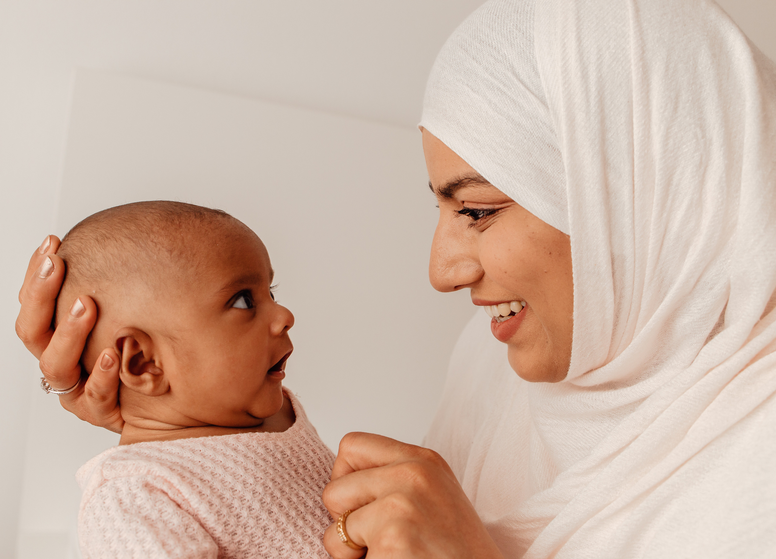 Zwillingsschwestern. Hochzeitsfotograf München Taufe Familienfotograf Tanja Mauke