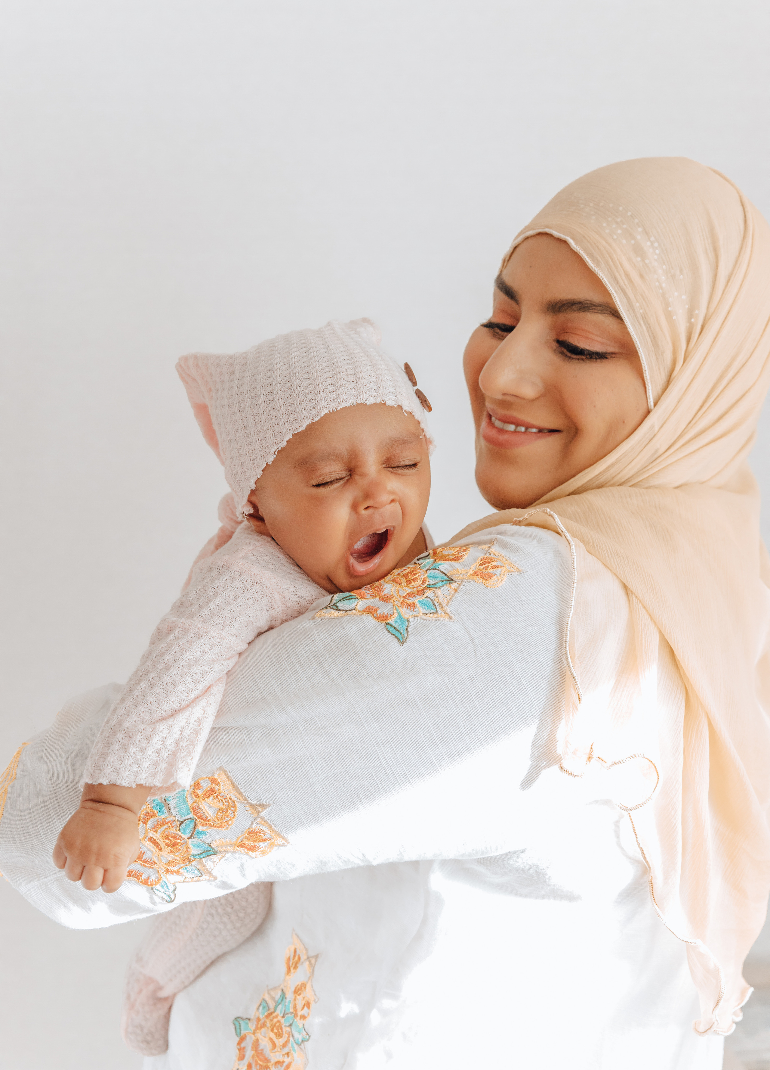 Zwillingsschwestern. Hochzeitsfotograf München Taufe Familienfotograf Tanja Mauke