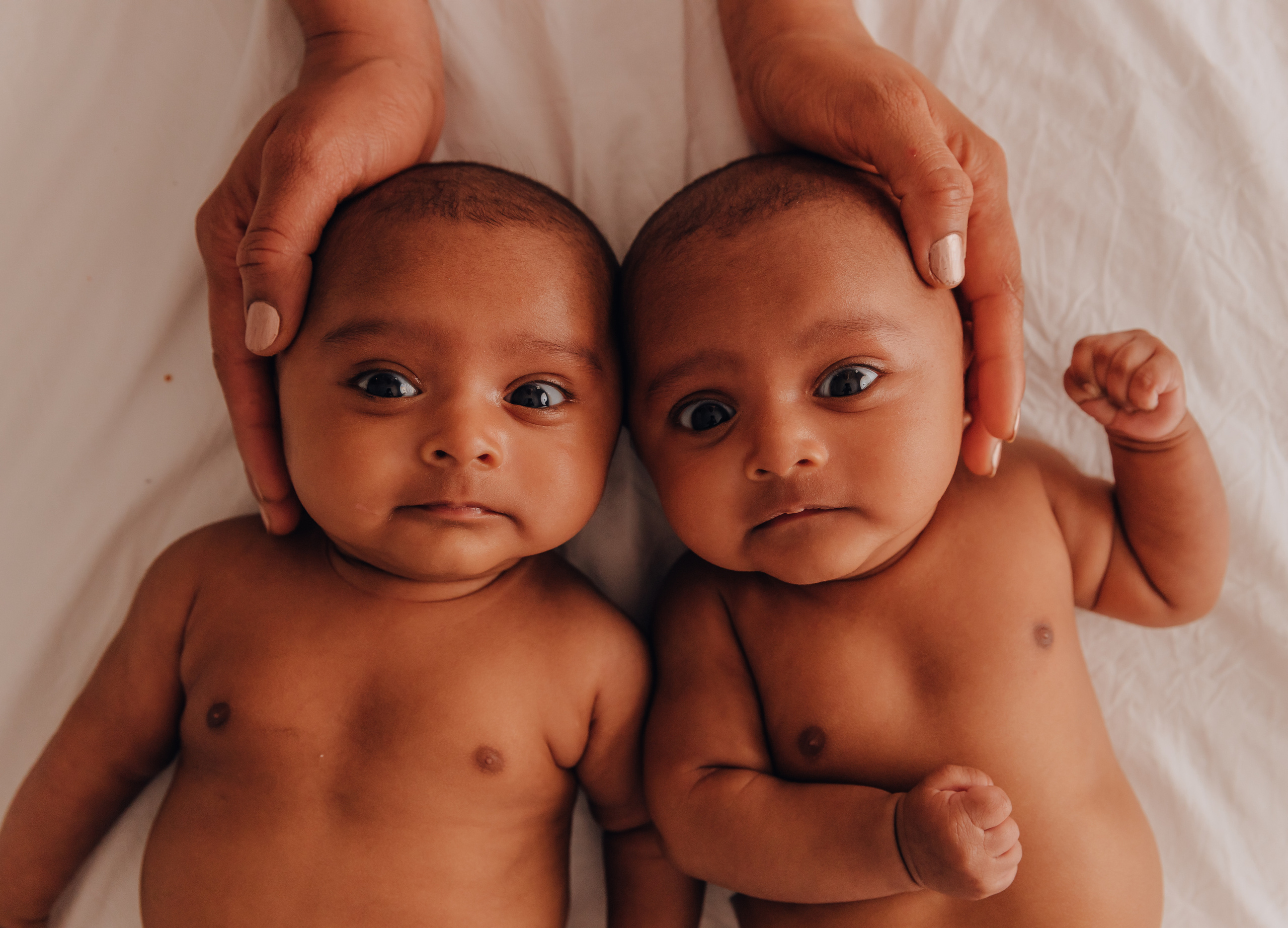 Zwillingsschwestern. Hochzeitsfotograf München Taufe Familienfotograf Tanja Mauke