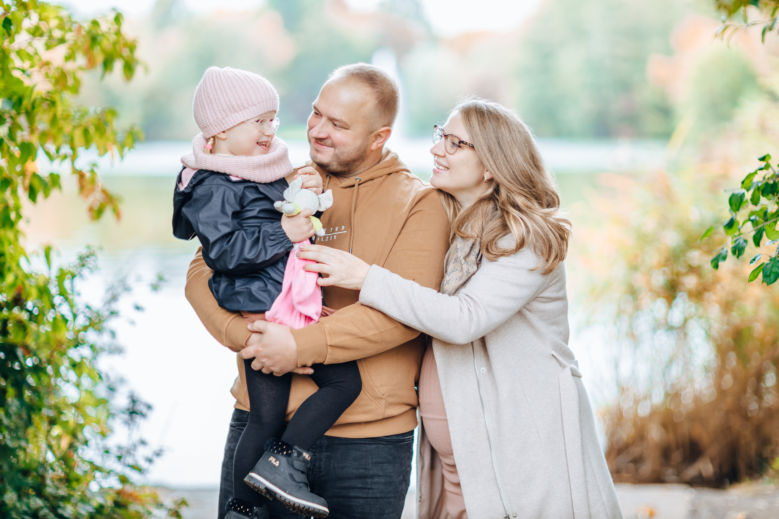 Ostpark Babybauch. Hochzeitsfotograf München Taufe Familienfotograf Tanja Mauke