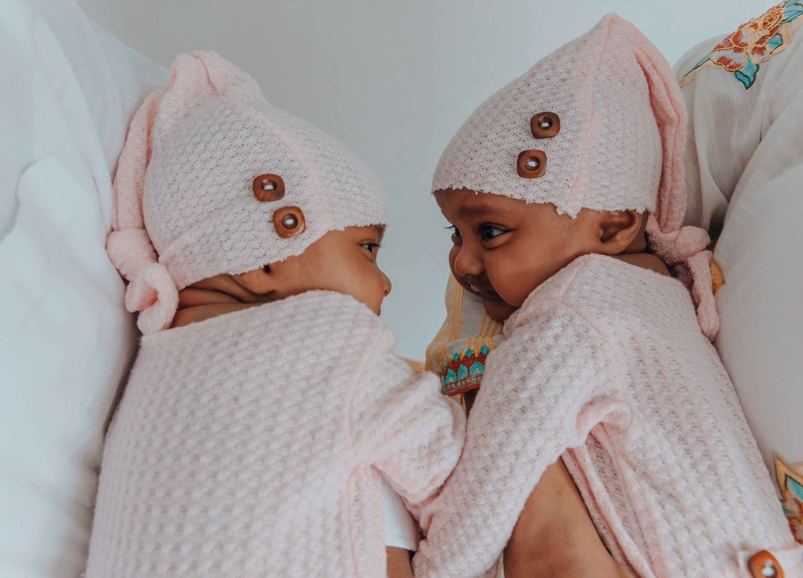 Zwillingsschwestern. Hochzeitsfotograf München Taufe Familienfotograf Tanja Mauke