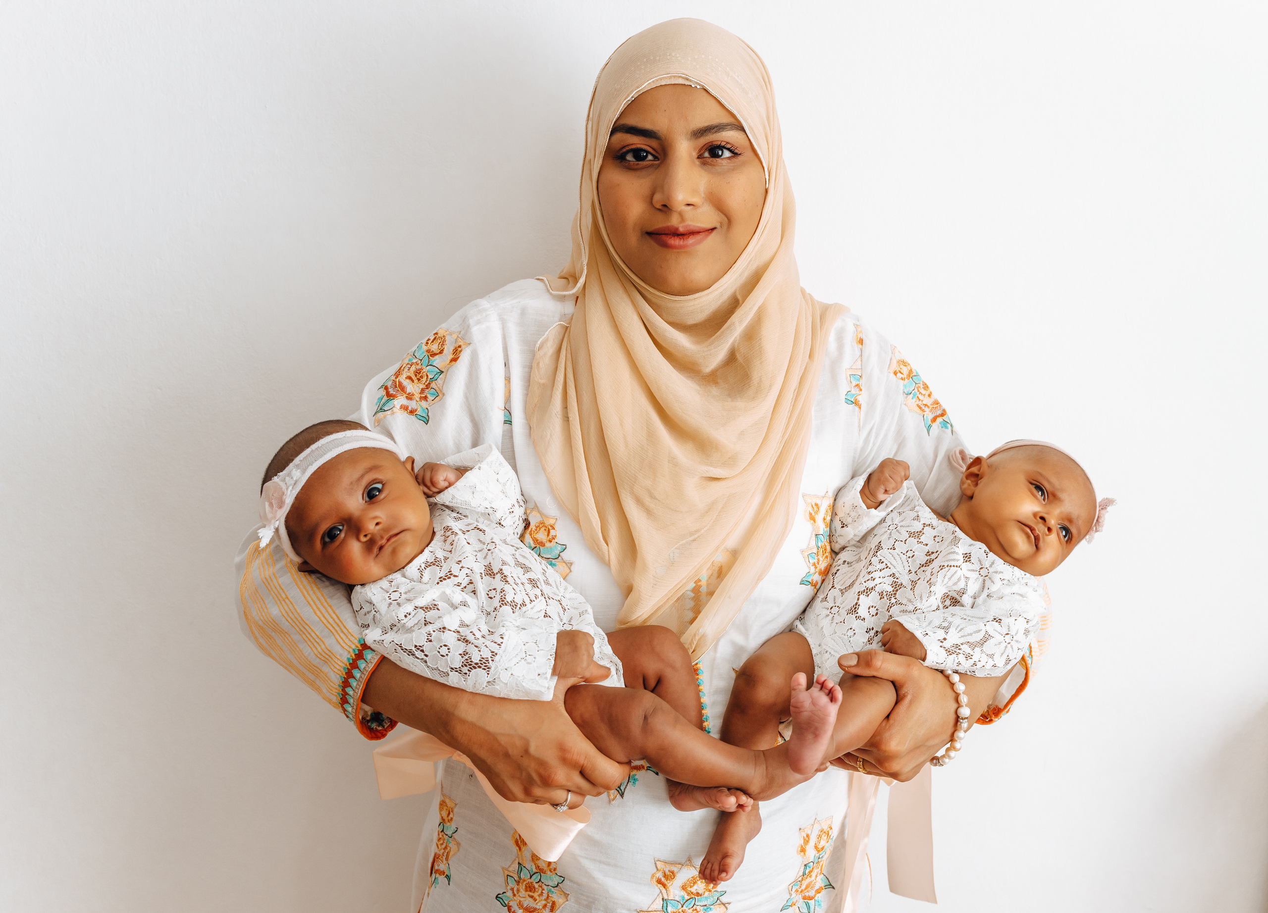 Zwillingsschwestern. Hochzeitsfotograf München Taufe Familienfotograf Tanja Mauke