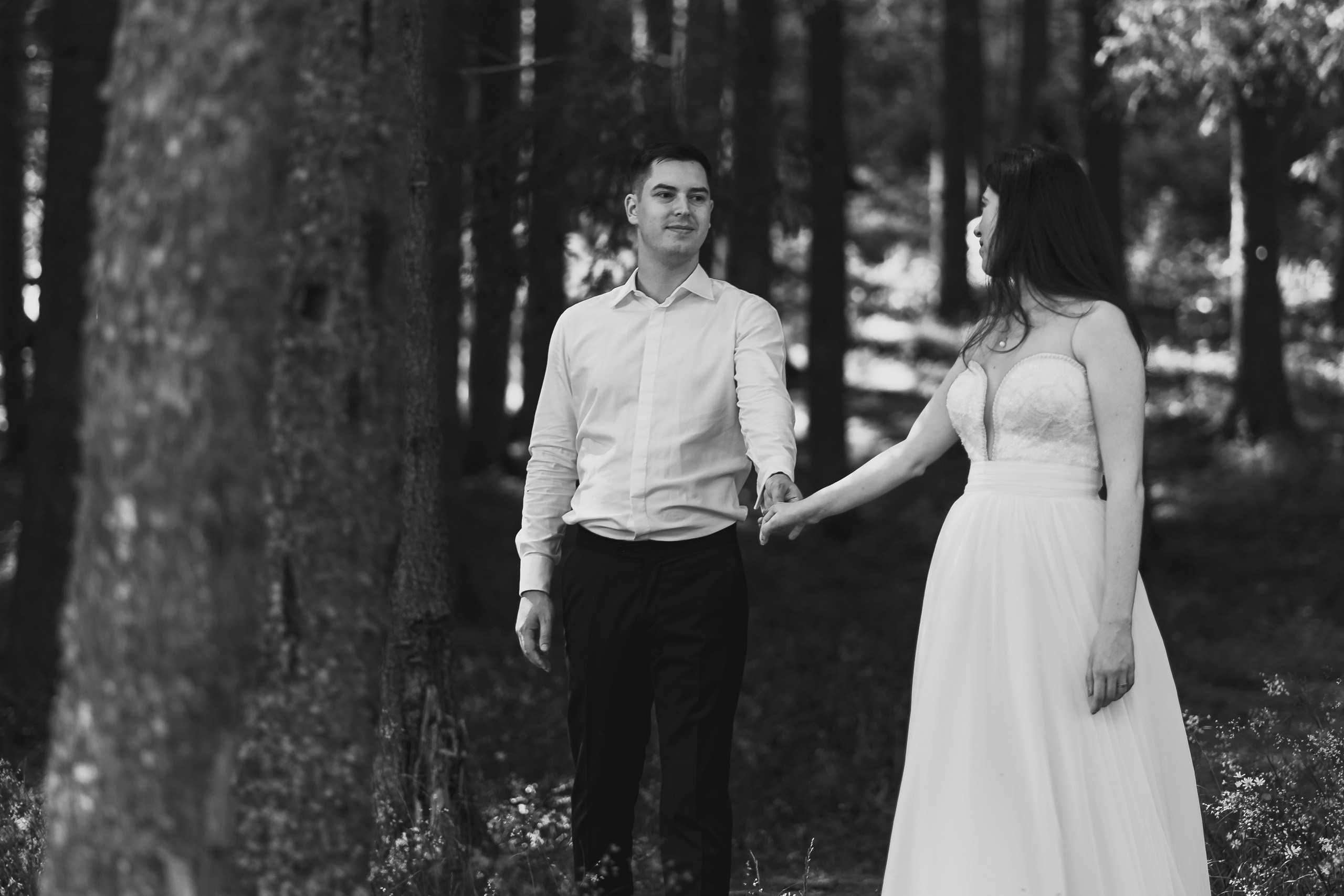 Moment emoționant între miri în ziua nunții, surprins într-un cadru natural și romantic, la Lacul Bolboci. Fotografie de nuntă profesională, editată artistic pentru a evidenția emoția și eleganța evenimentului.