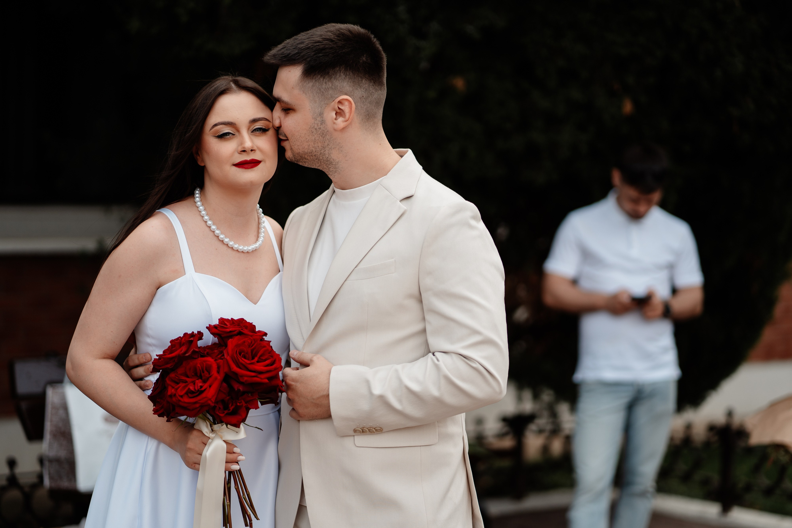 Miri fericiți în fața oficiului stării civile din Ilfov, celebrând începutul unei noi vieți împreună. Fotografie de cununie civilă, capturând naturalețea și bucuria momentului special.