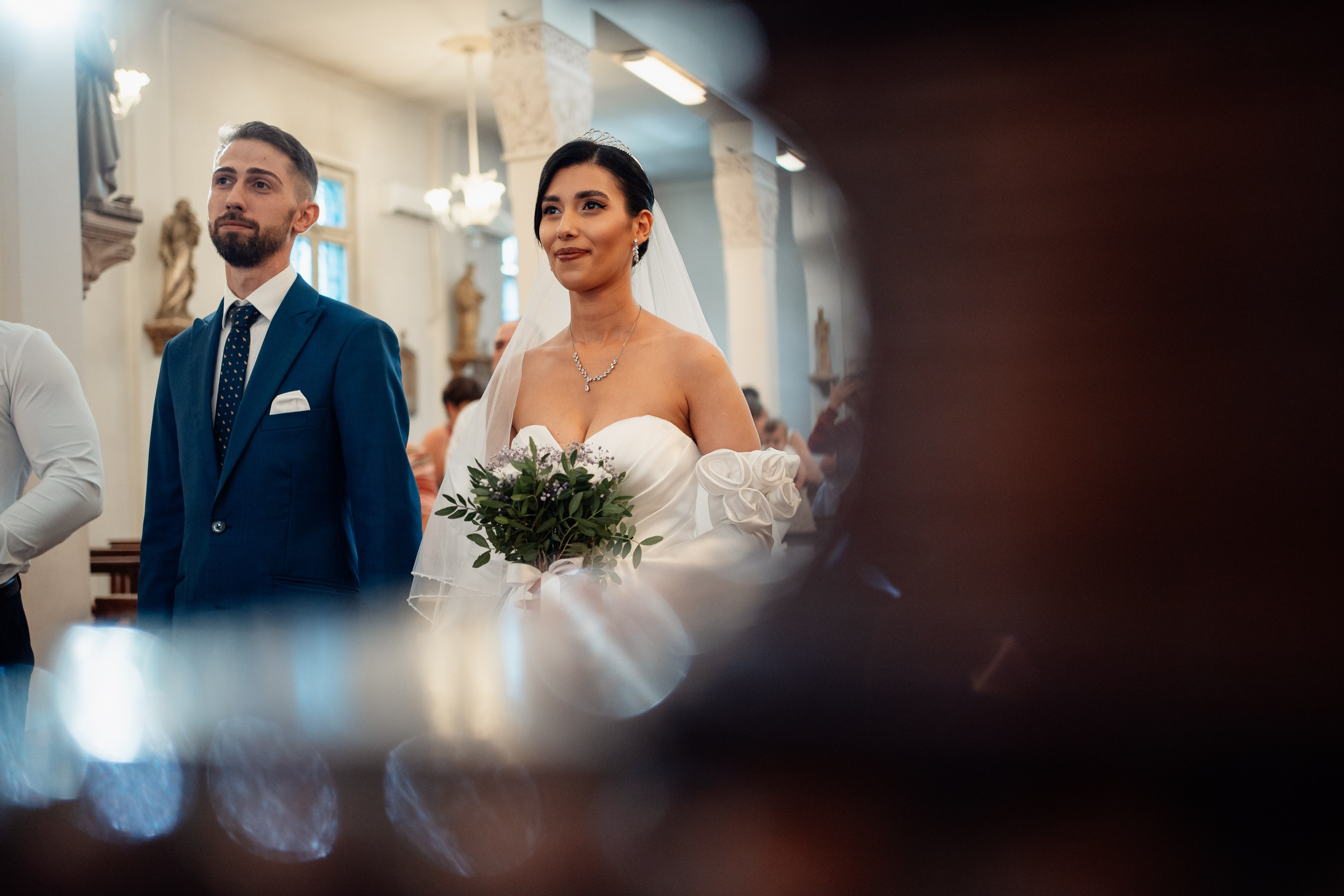 Moment emoționant între miri în ziua nunții, surprins într-un cadru natural și romantic, in Bucuresti. Fotografie de nuntă profesională, editată artistic pentru a evidenția emoția și eleganța evenimentului.