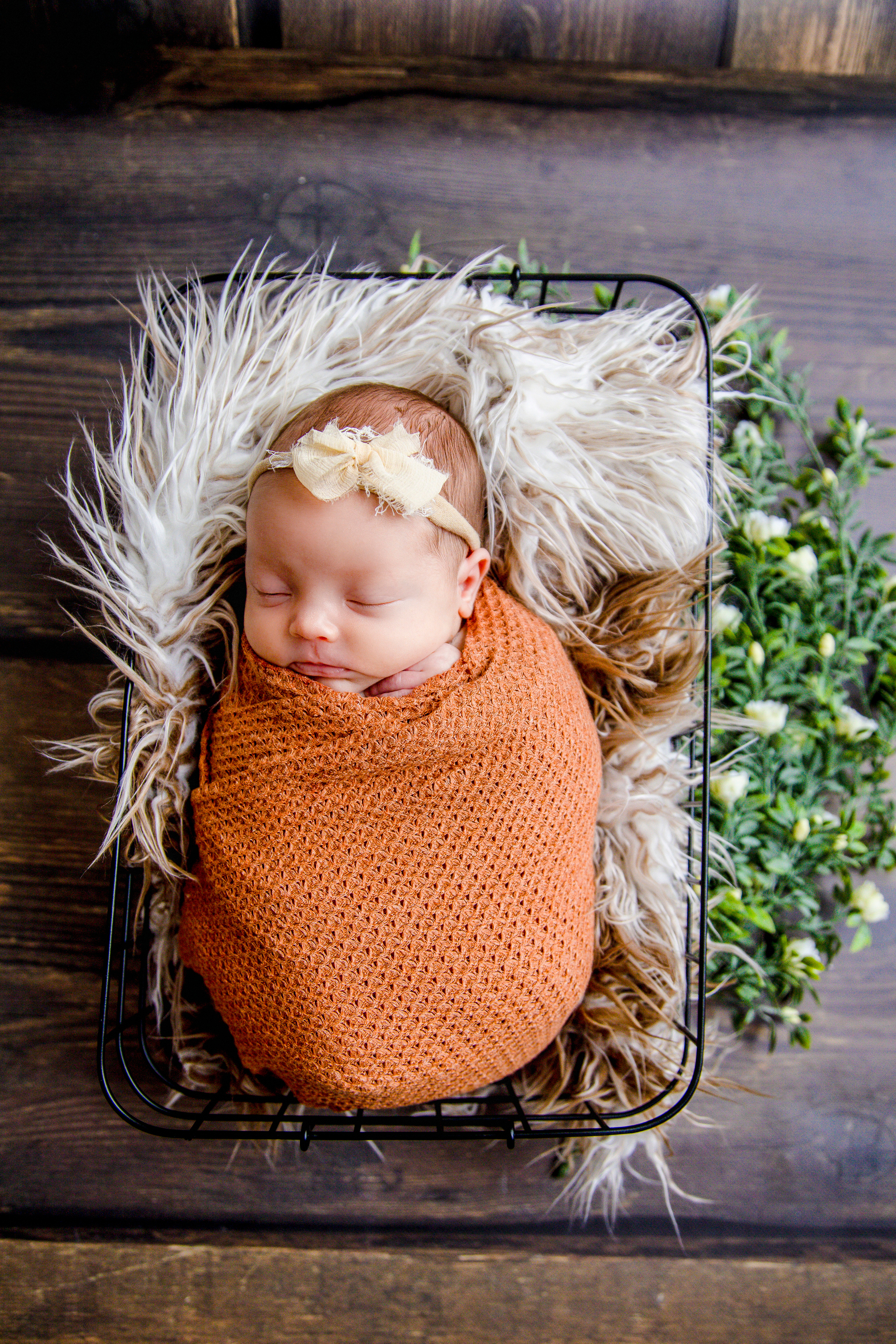 newborn meisje ligt in een mandje