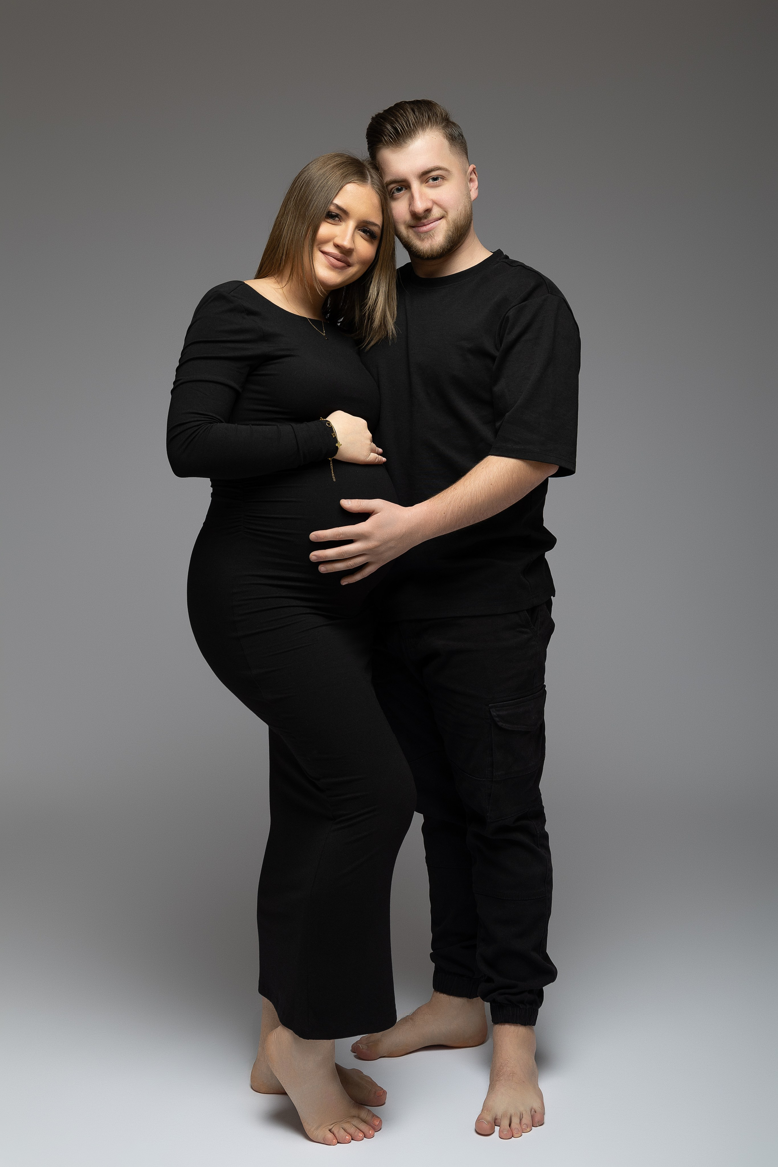 Etrit berührt Celinas Babybauch – liebevoller Moment werdender Eltern