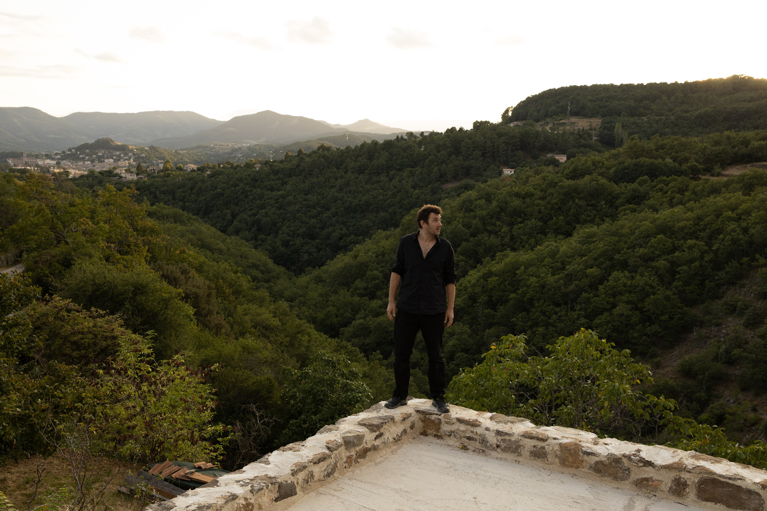 Portrait du portfolio d’un acteur Avignon Provence France. Histoires d’amour, séances photos de famille et de mariage en France