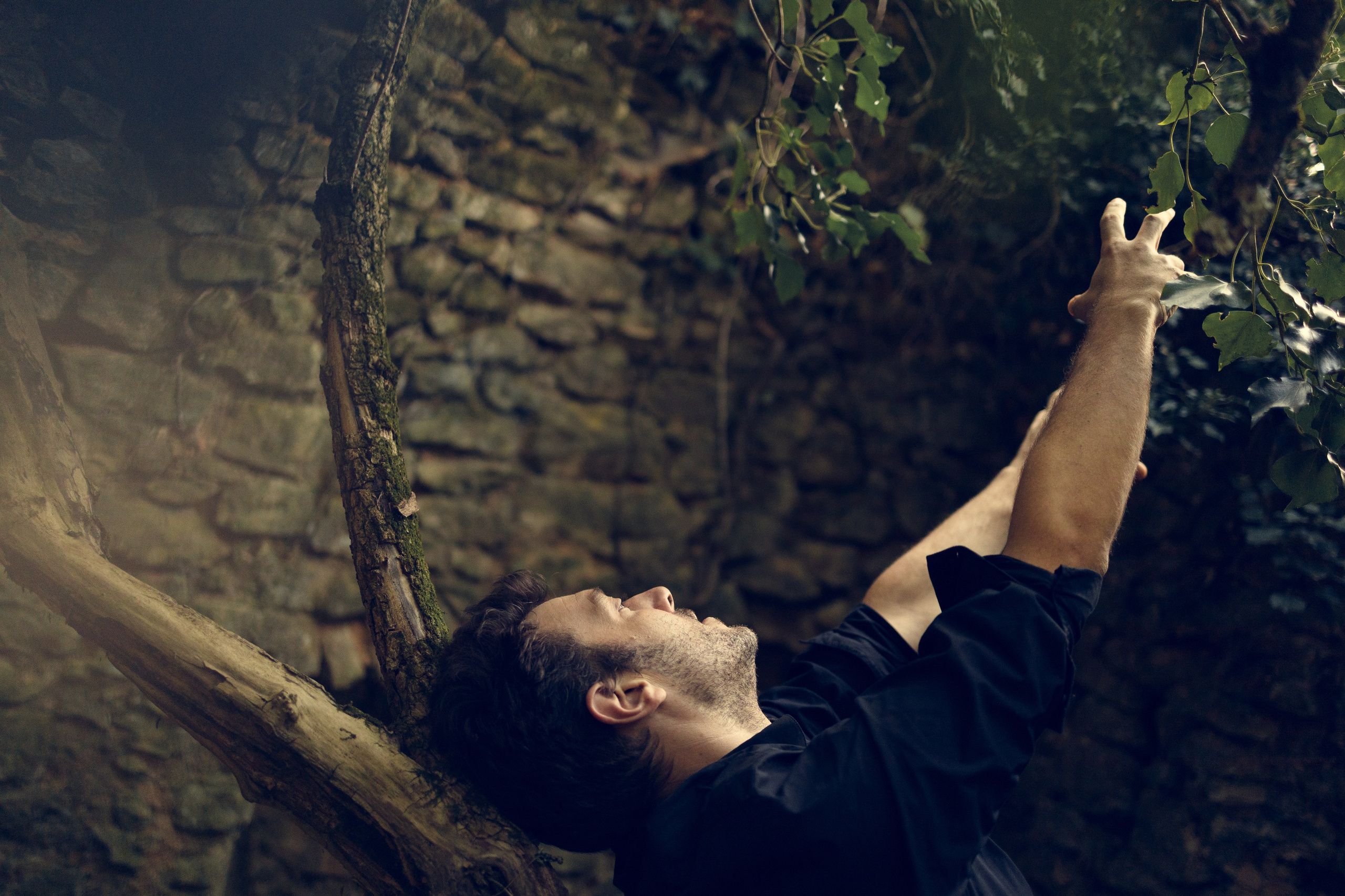 Portrait du portfolio d’un acteur Avignon Provence France. Histoires d’amour, séances photos de famille et de mariage en France