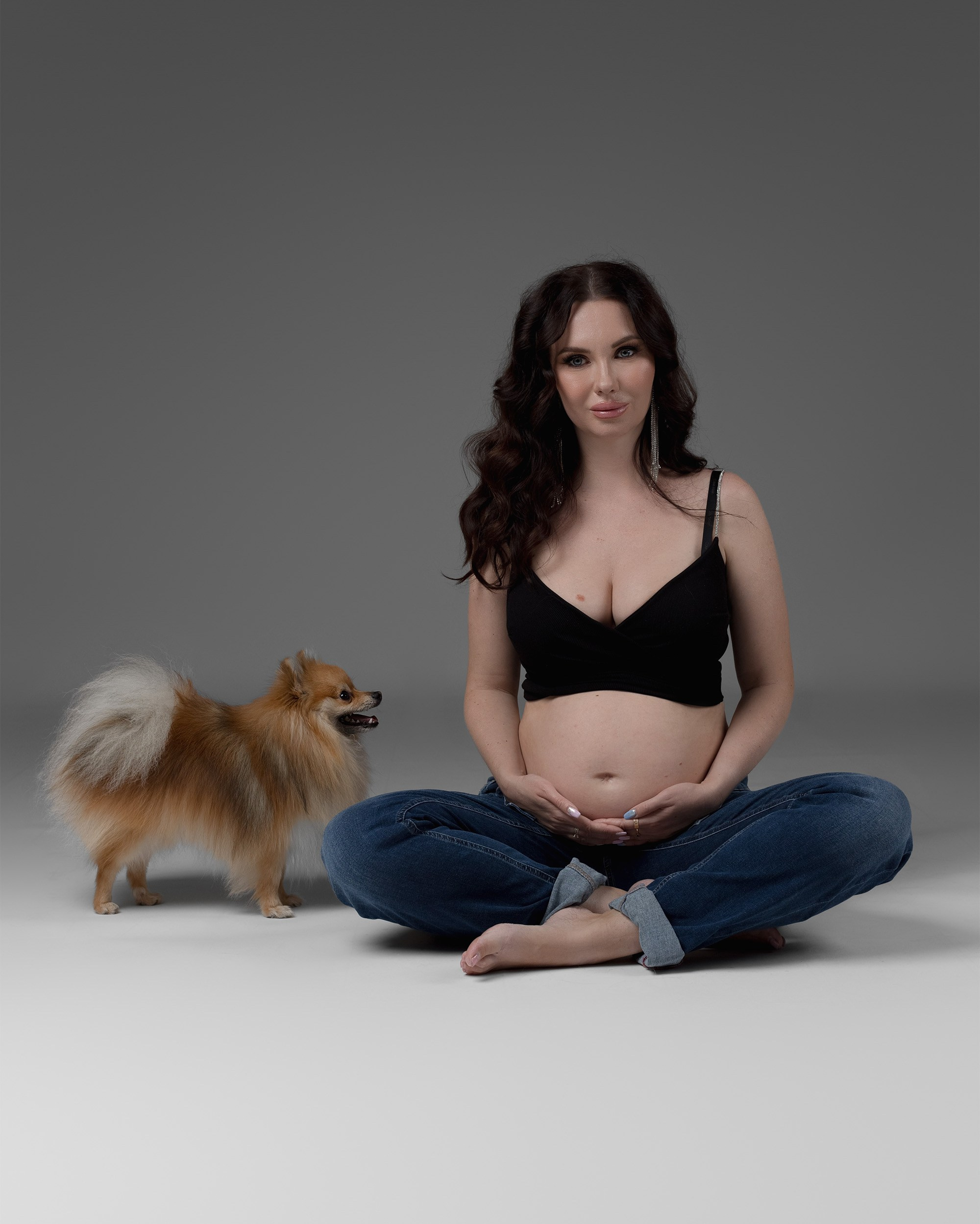 Embarazo y Maternidad sesiones de fotografía  con mascotas , sesiones de Embarazo en estudio 