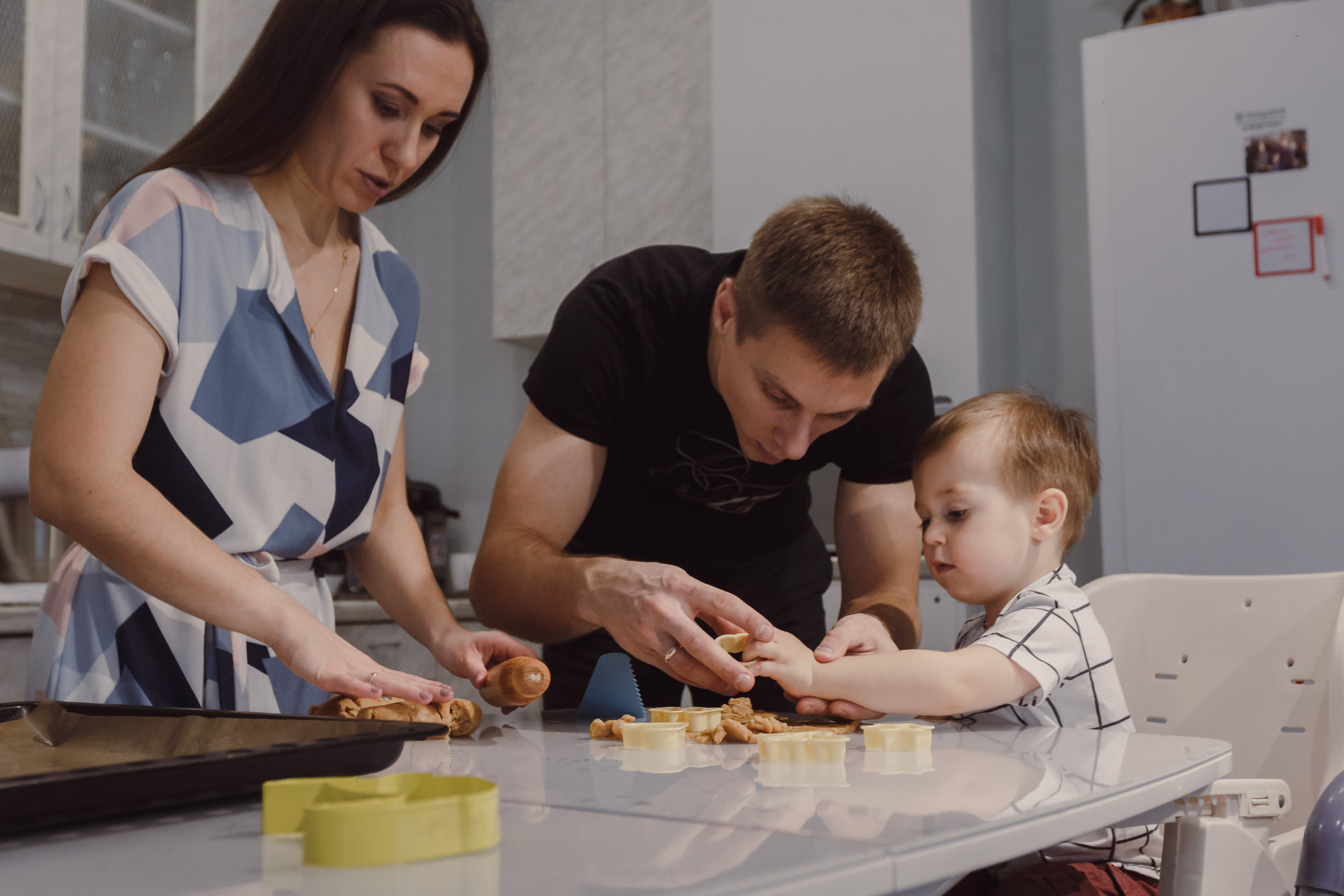 padres e hijos preparando galletas navideñas