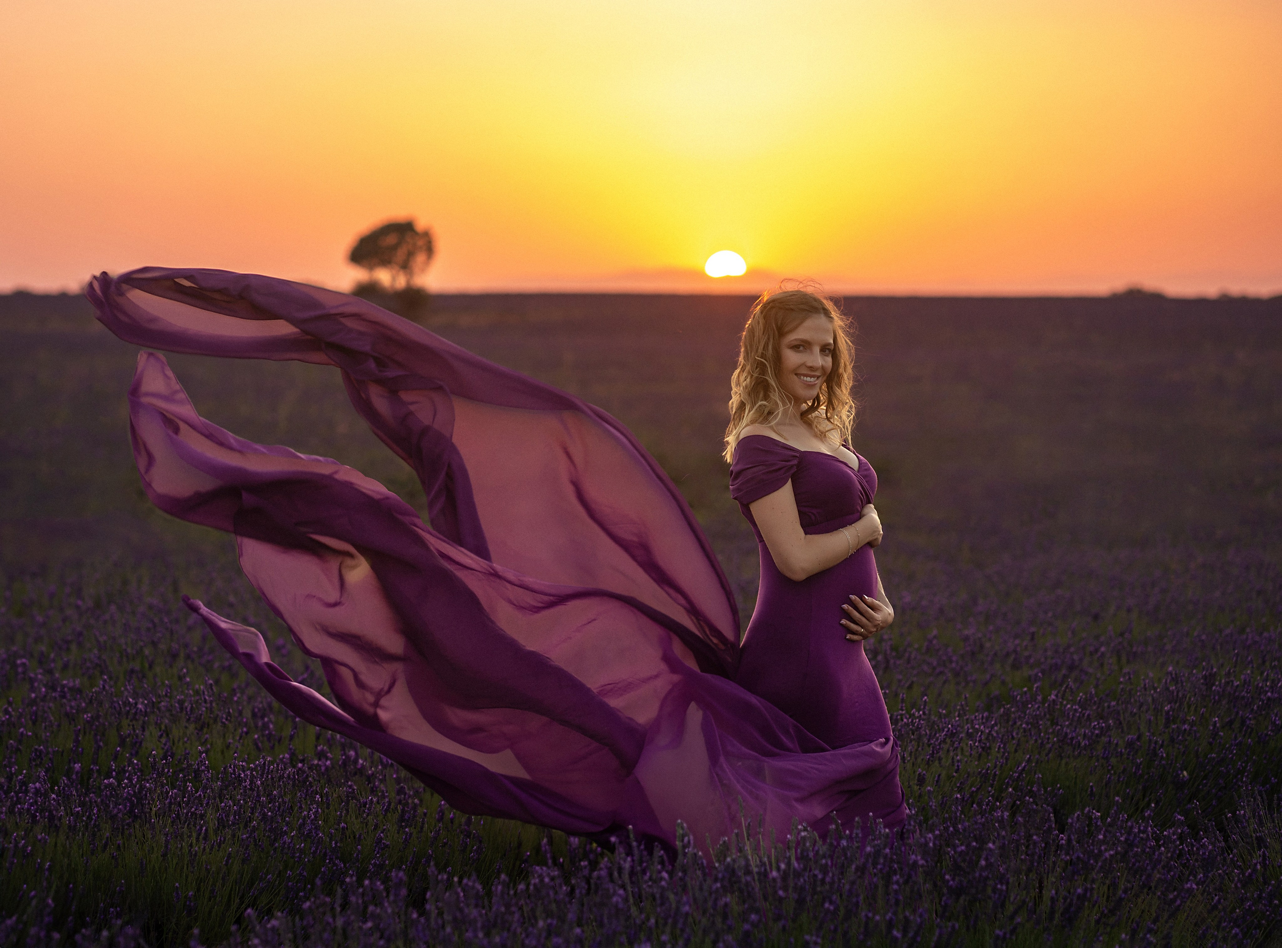 embzrazada vestido con cola