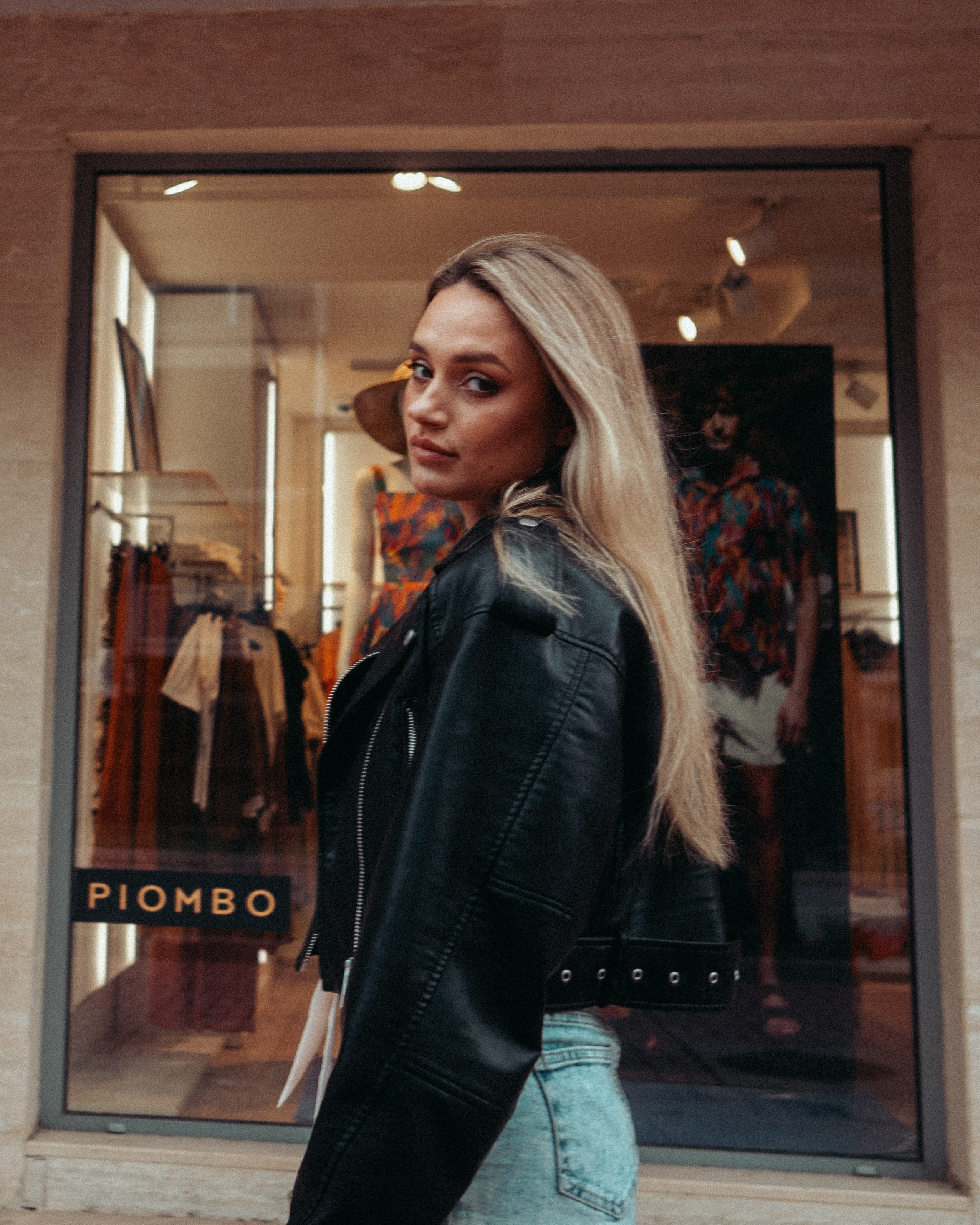 Outdoor. Mike Avelli