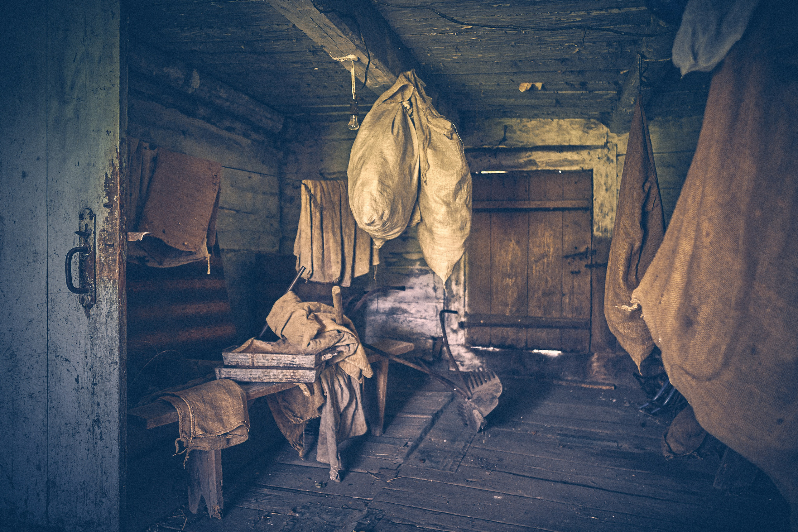 Andriej Szypiłow - Fotograf i Wideograf - Reportaż artystyczny - wizyta rodzinna in the middle of nowhere. Zabita dechami wieś na granicy Białorusi i Polski.