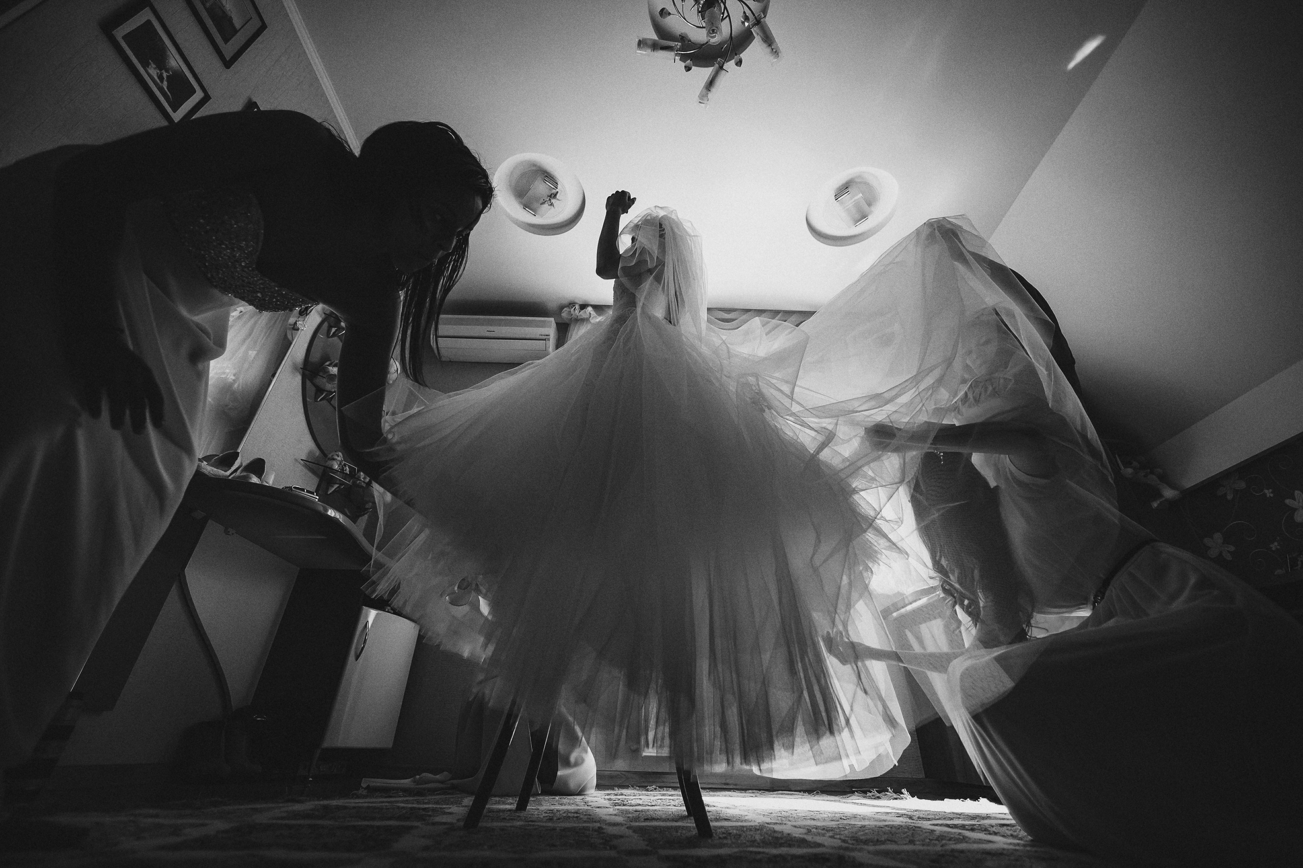Фотограф в Ирландии чёрно-белая фотки невеста платье свадебное подружки мама на стуле расправляют 