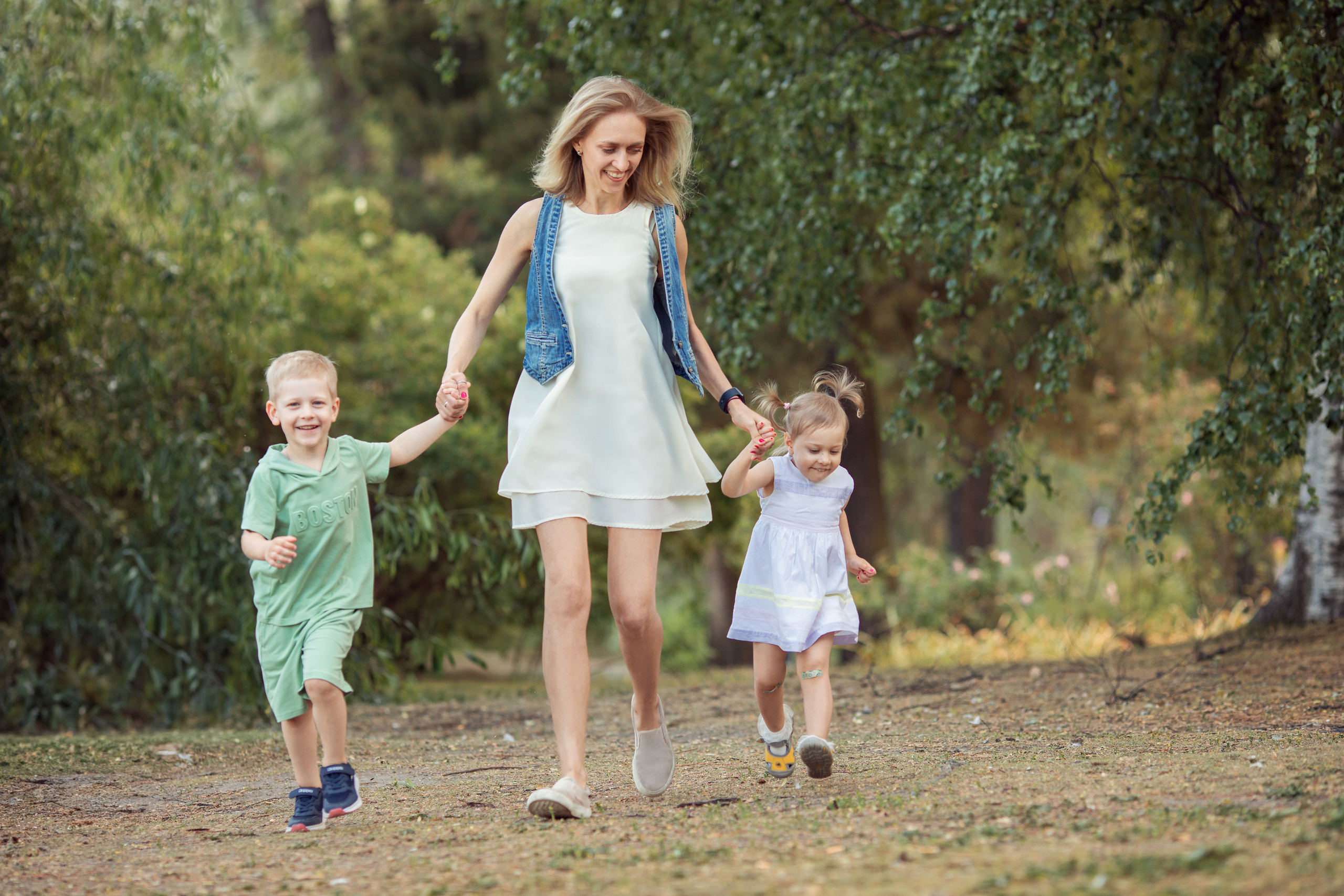 Äidin kanssa puistossa. Ekaterina Mansur, muotokuvafotografi Suomessa (Helsingissä ja Uudellam