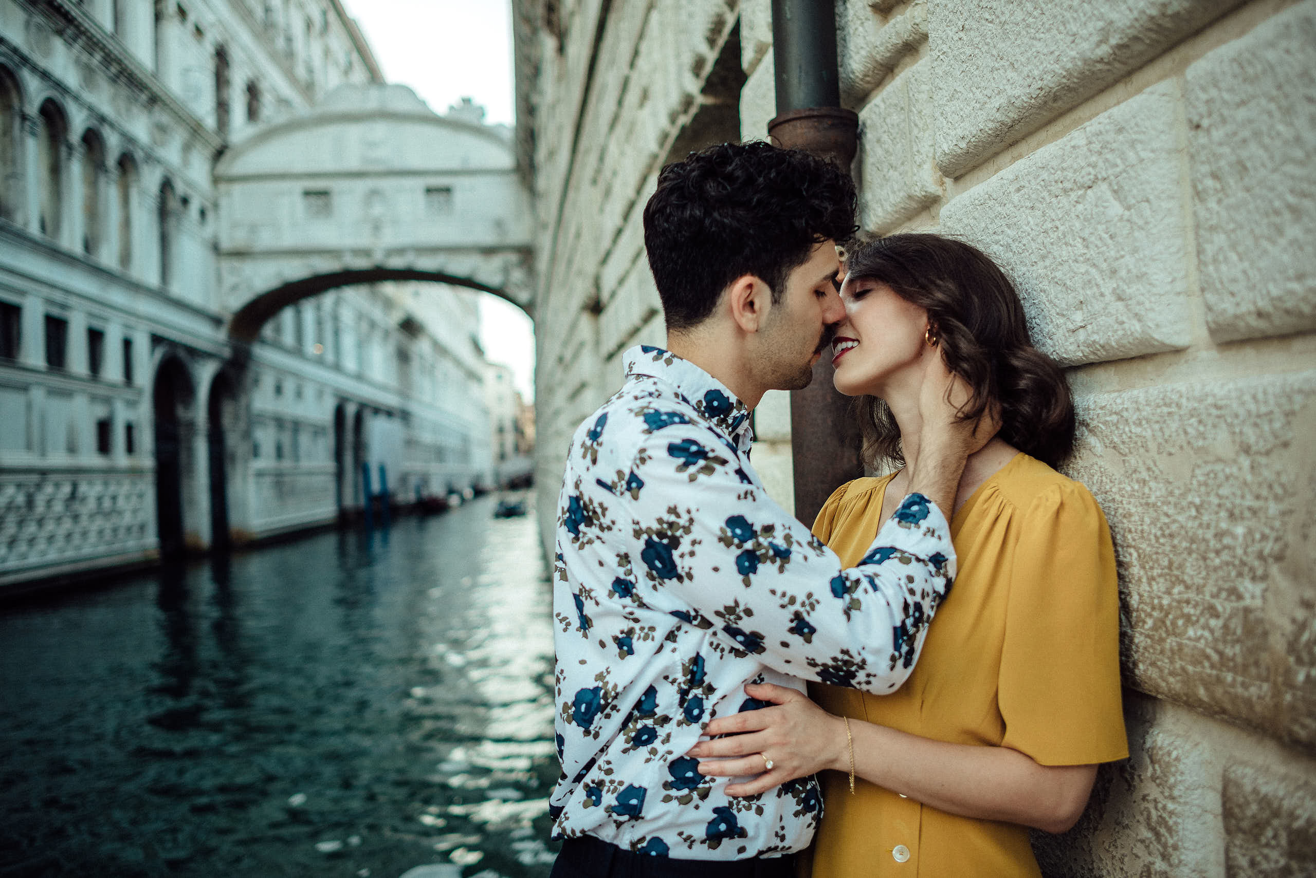 bacio appassionato sotto il ponte dei sospiri