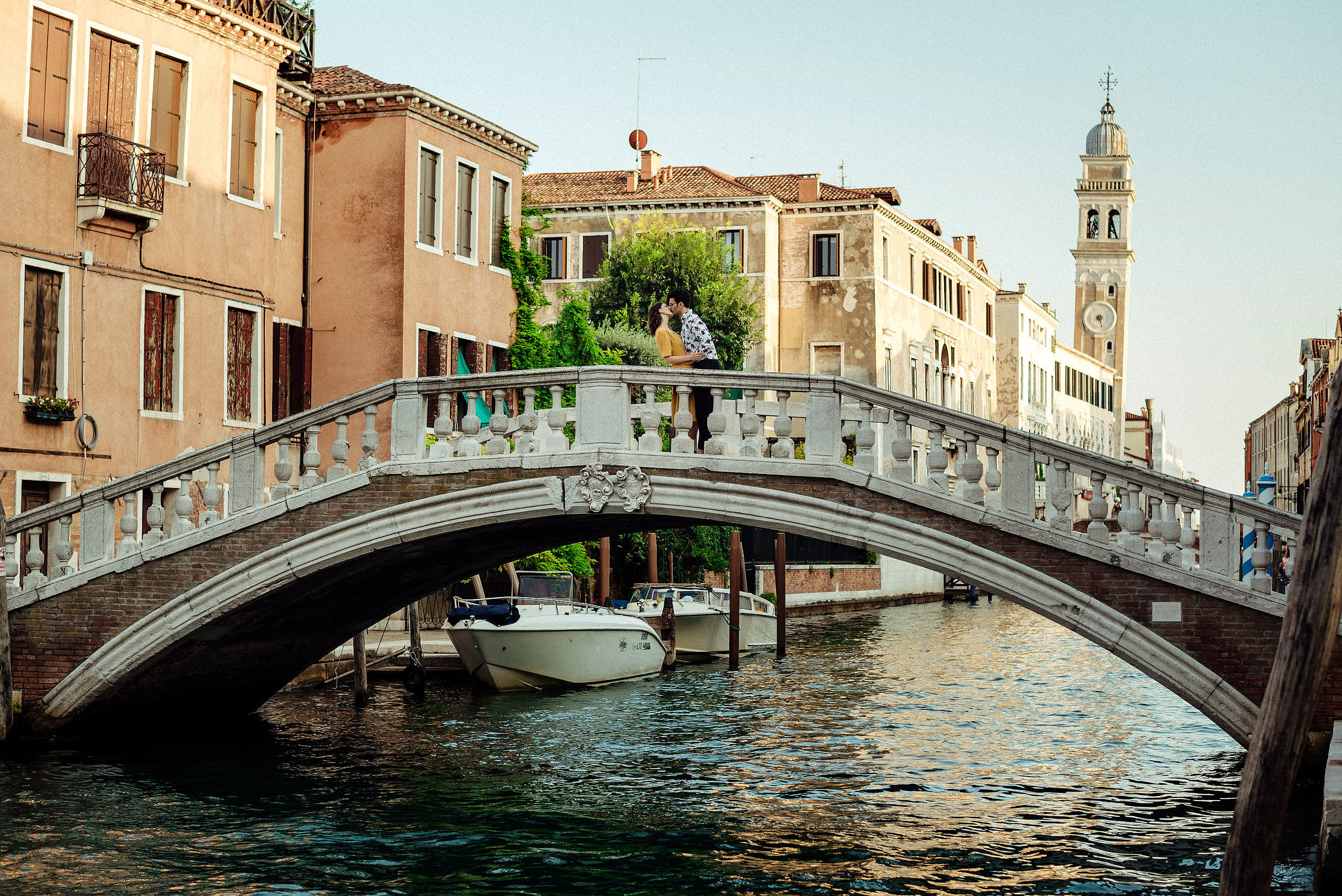innamorati sul ponte, sopra il canale di venezia