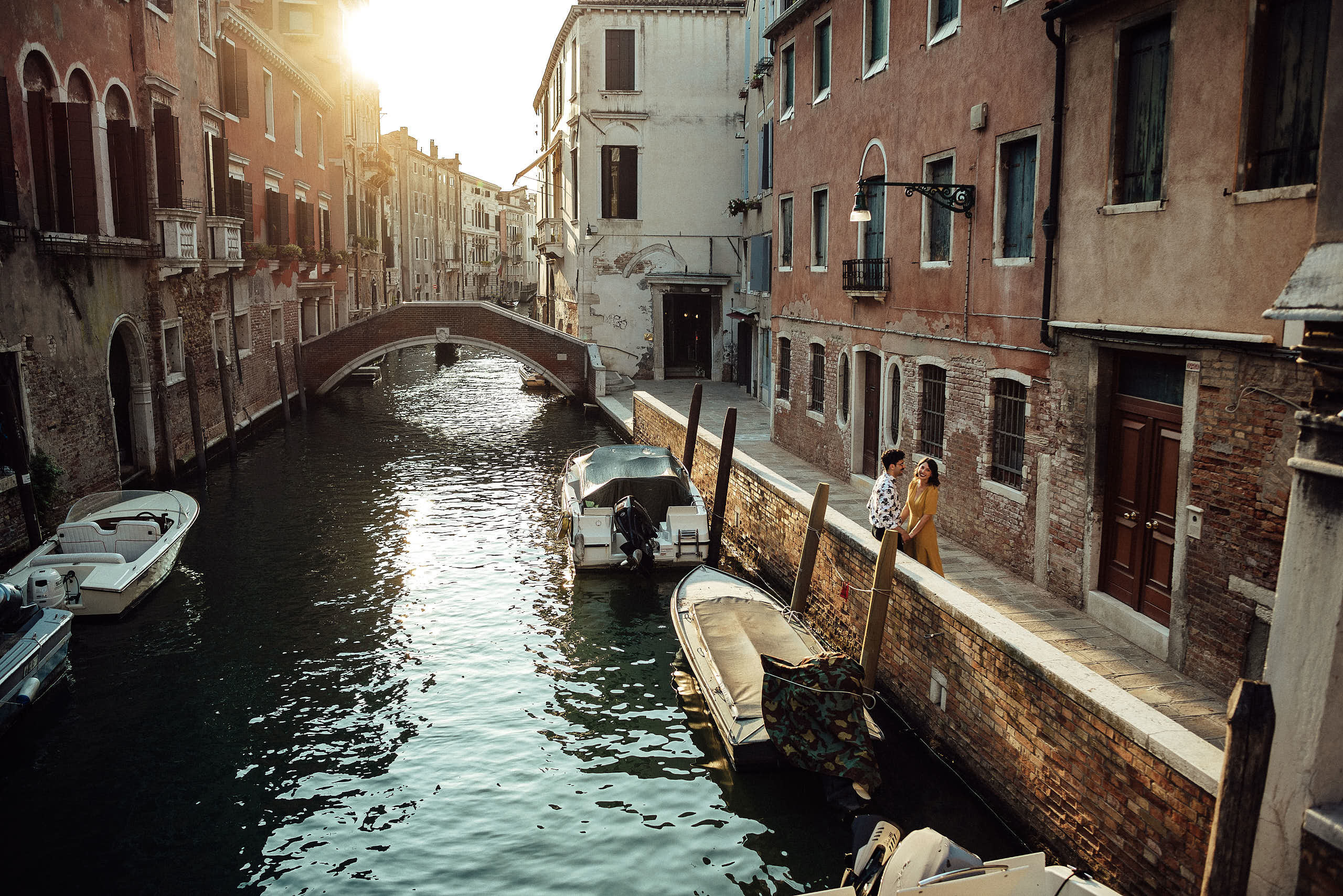 canale di venezia e coppia sulla strada