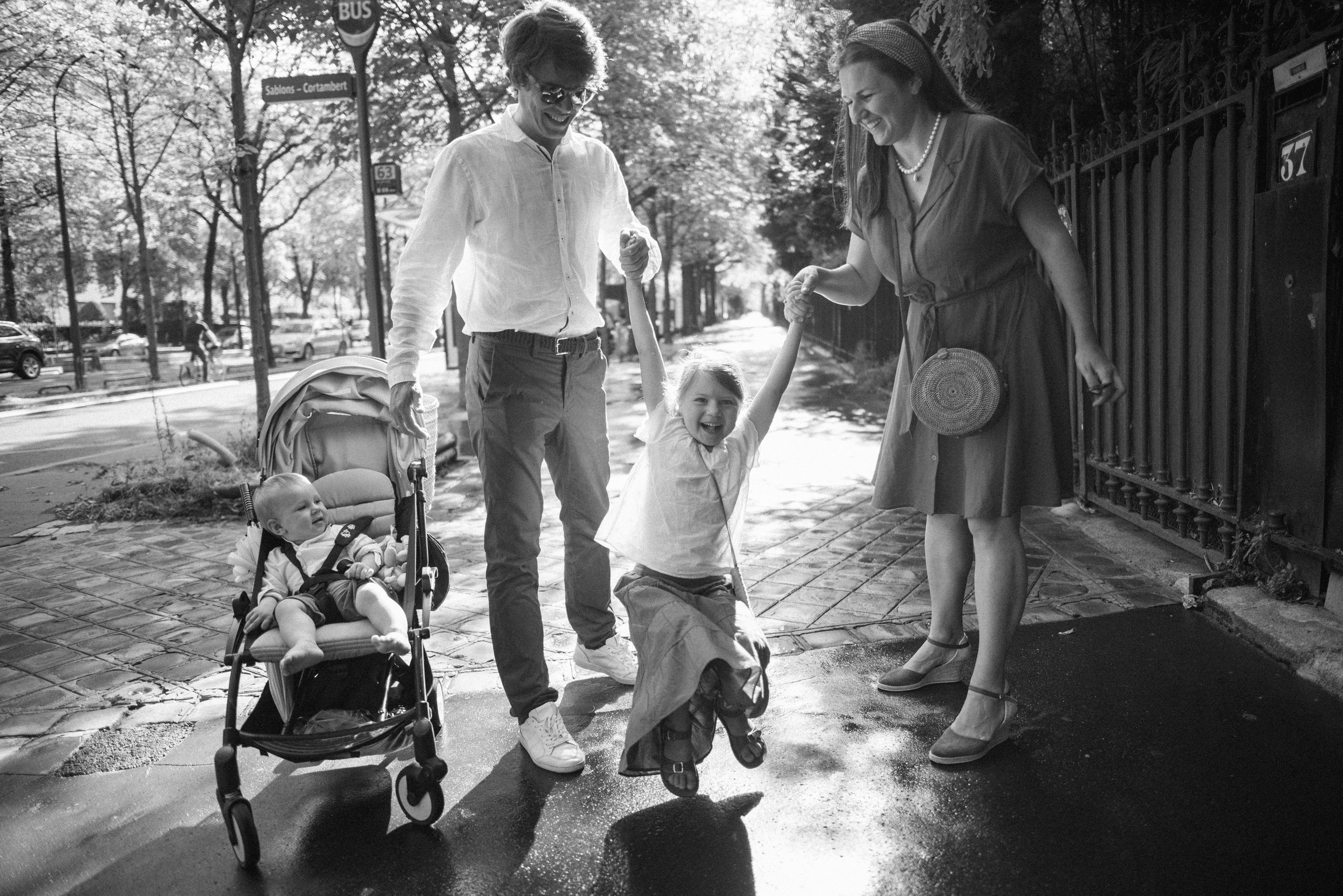 Elegant family moments by the Eiffel tower. Ksenia Marchand/ Lifestyle photographer in Paris