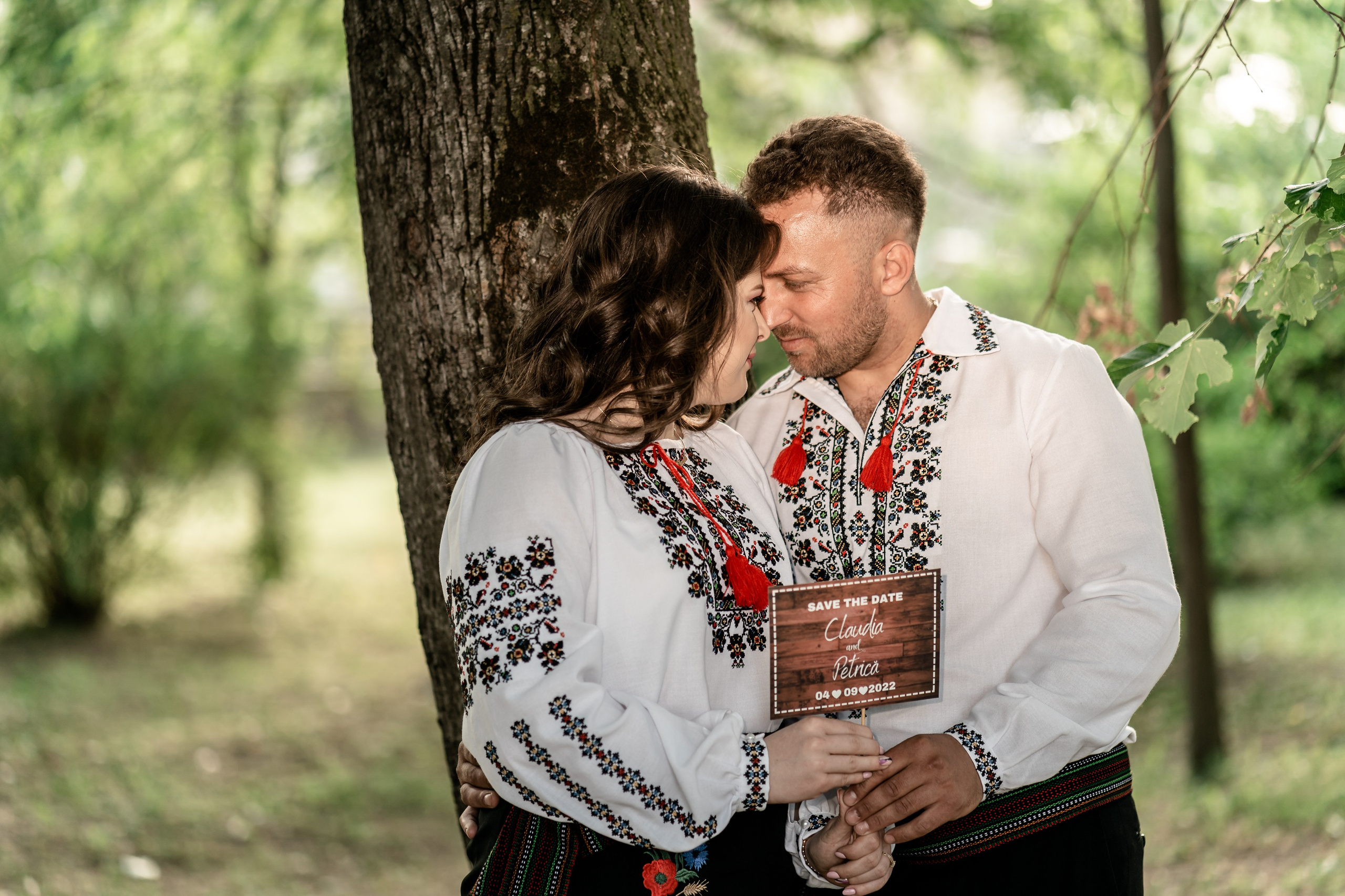 - save-the-date-petrică-claudia-ședință-foto-logodnă  - cuplu-îndrăgostit-ședință-foto-romantică  - anunț-nuntă-petrică-claudia-save-the-date  - fotografii-save-the-date-iași-botoșani-suceava  - petrică-claudia-poze-logodnă-foto-alin-chirilă  - ședință-foto-pre-nuntă-save-the-date  - save-the-date-poze-emotionante-cuplu  - logodnă-foto-petrică-claudia-alino-foto-studio  - ședință-foto-natură-cuplu-viitori-miri  - alin-chirilă-fotograf-save-the-date-petrică-claudia