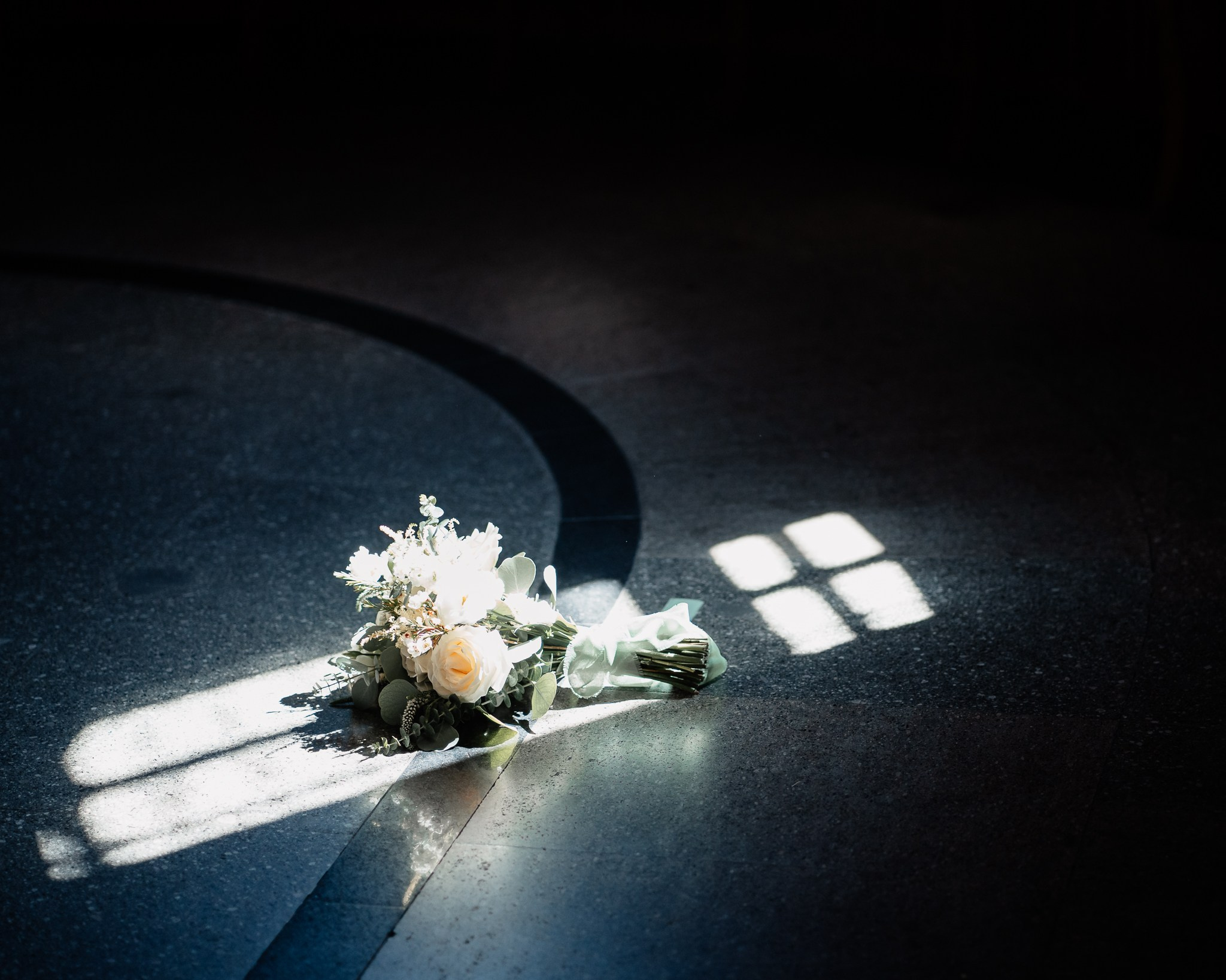 Moment emoționant între miri în ziua nunții, surprins într-un cadru natural și romantic, la Conacul din Livada. Fotografie de nuntă profesională, editată artistic pentru a evidenția emoția și eleganța evenimentului.