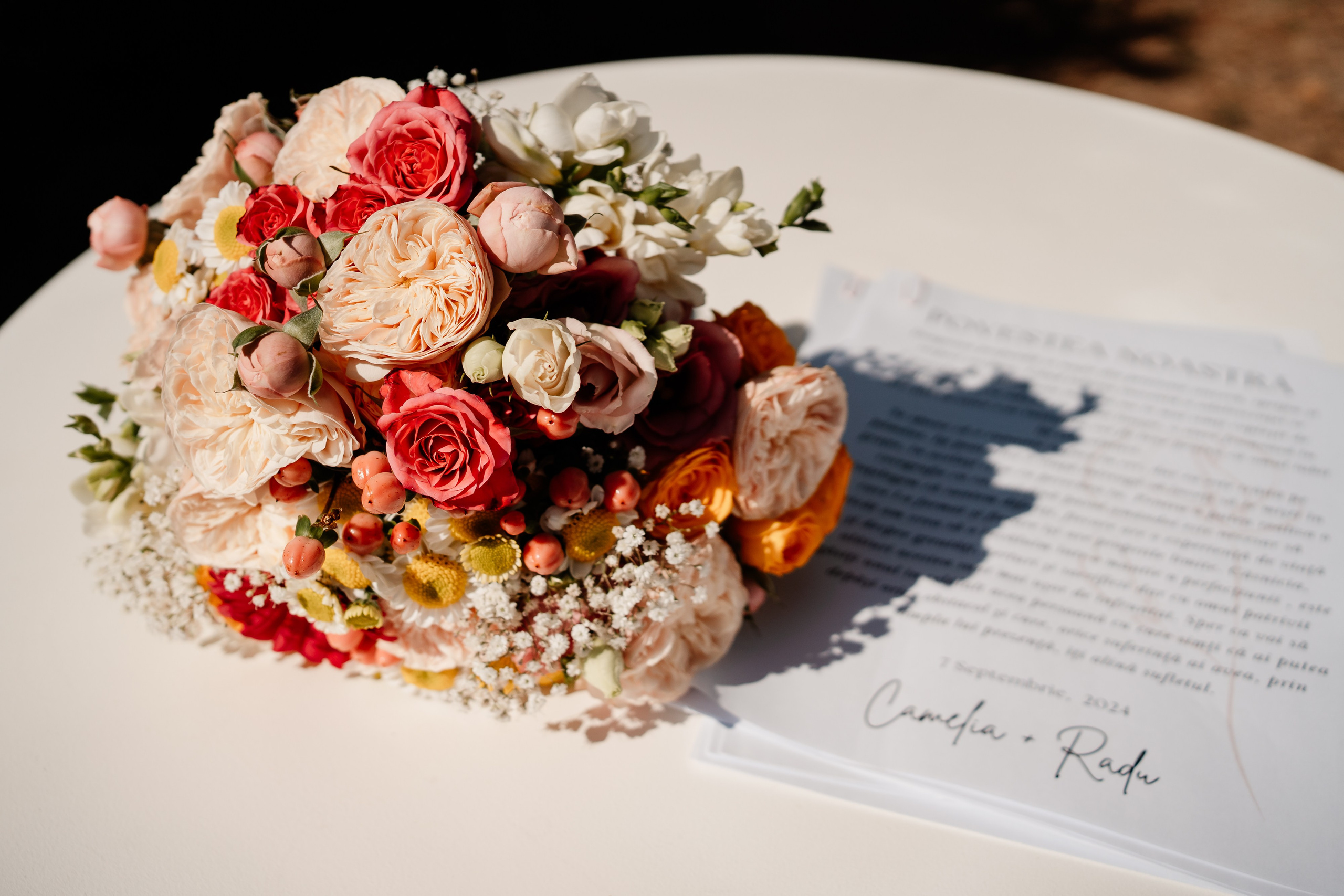 Miri fericiți în fața oficiului stării civile din Ploiesti, celebrând începutul unei noi vieți împreună. Fotografie de cununie civilă, capturând naturalețea și bucuria momentului special.